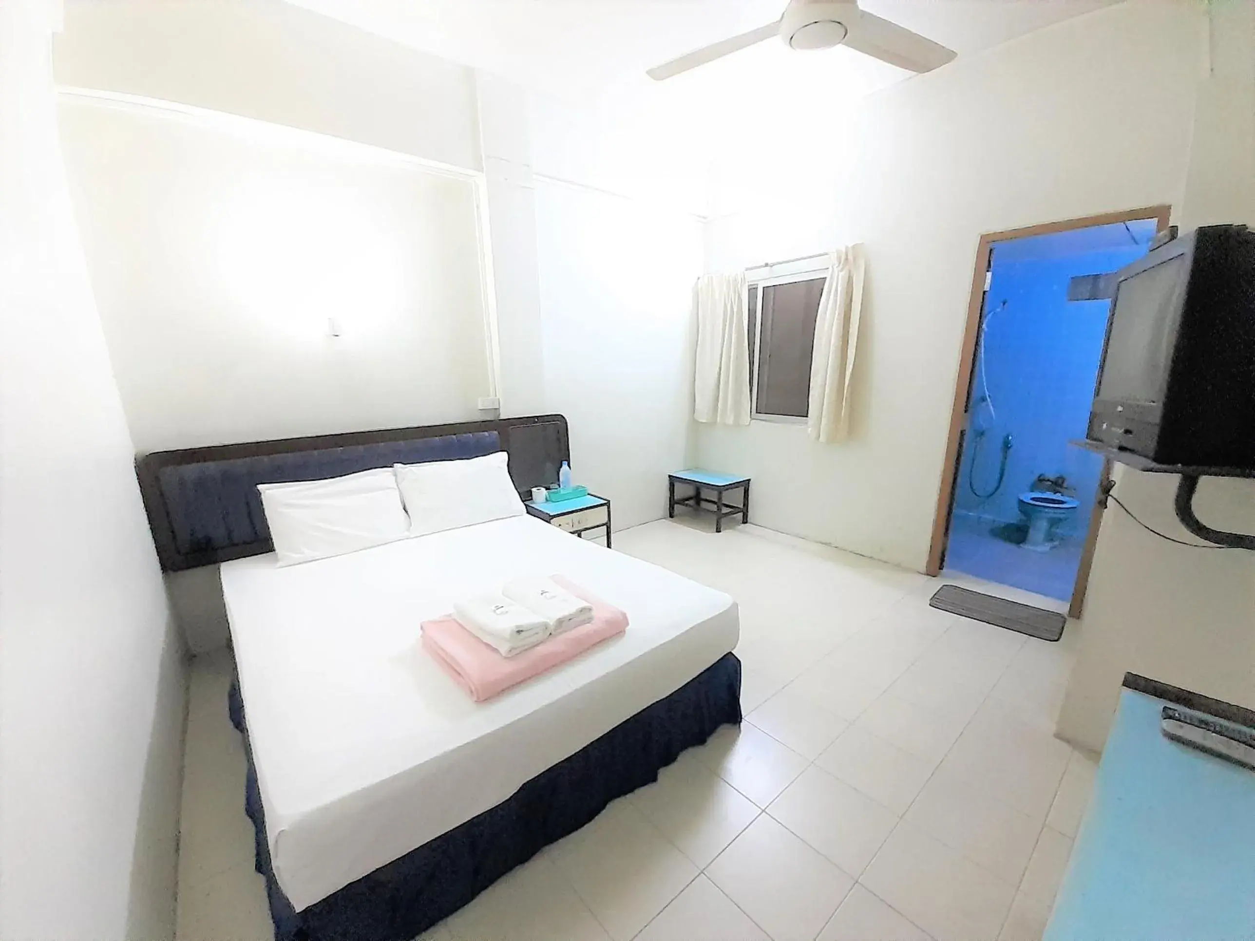 Double Room with Fan in Singapore Hotel Double Room with Fan in Singapore Hotel