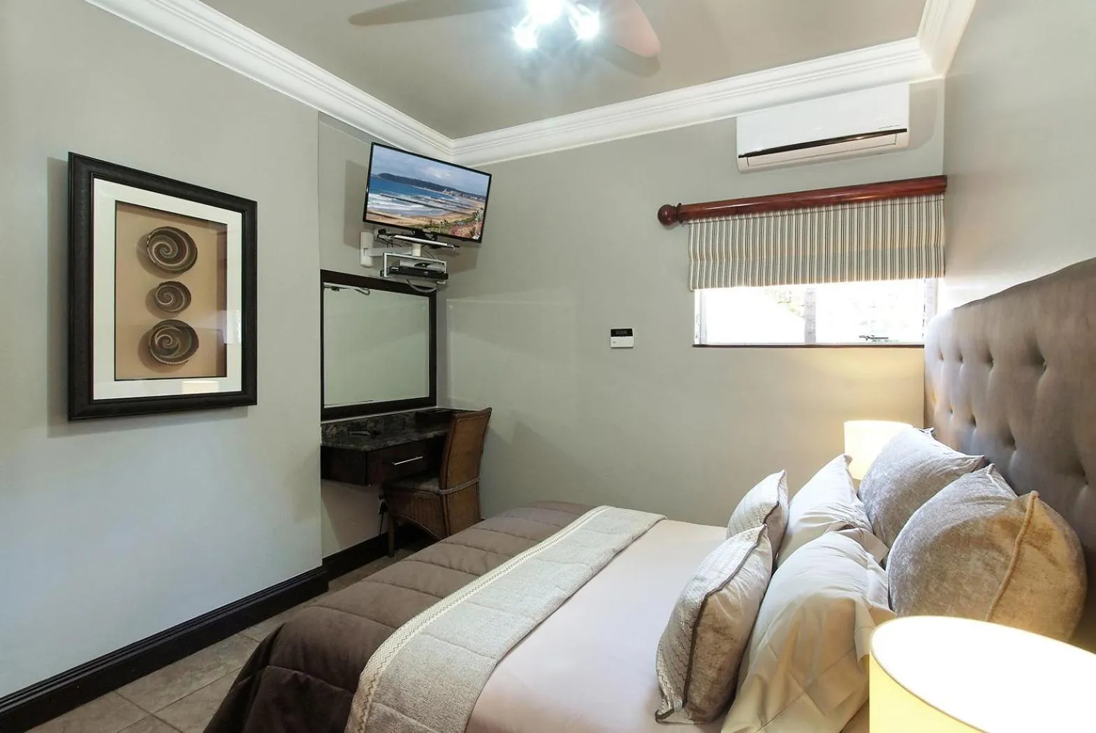 TV and multimedia, Bed in uShaka Manor Guest House