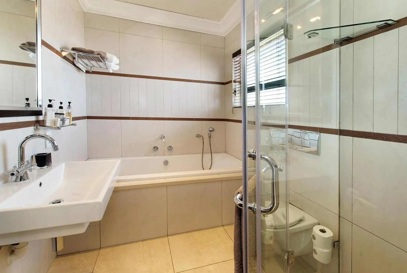 Bath in uShaka Manor Guest House