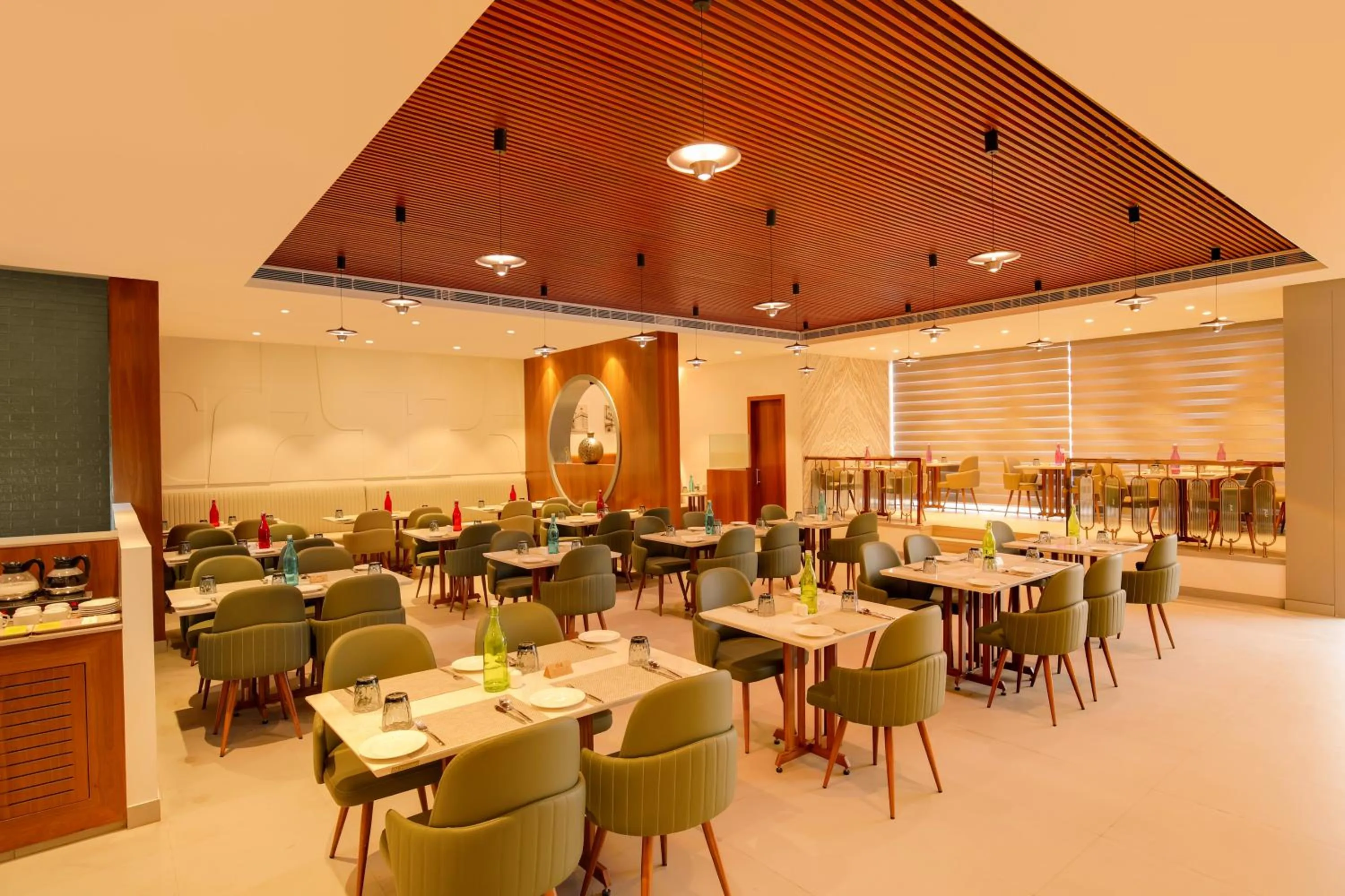 Restaurant/places to eat in Lemon Tree Hotel, Jamnagar