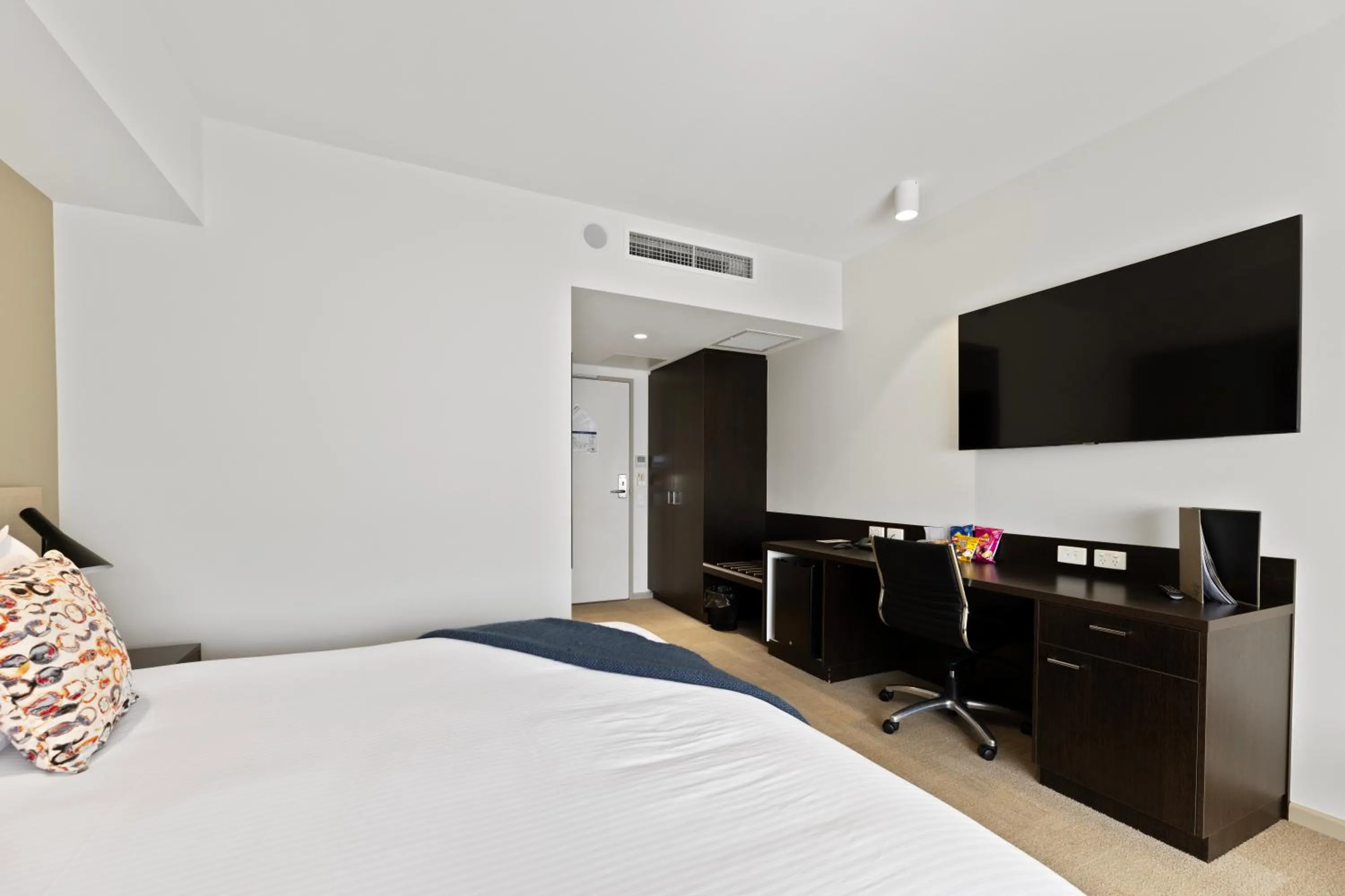 Photo of the whole room, Bed in Lithgow Workies Club Motel