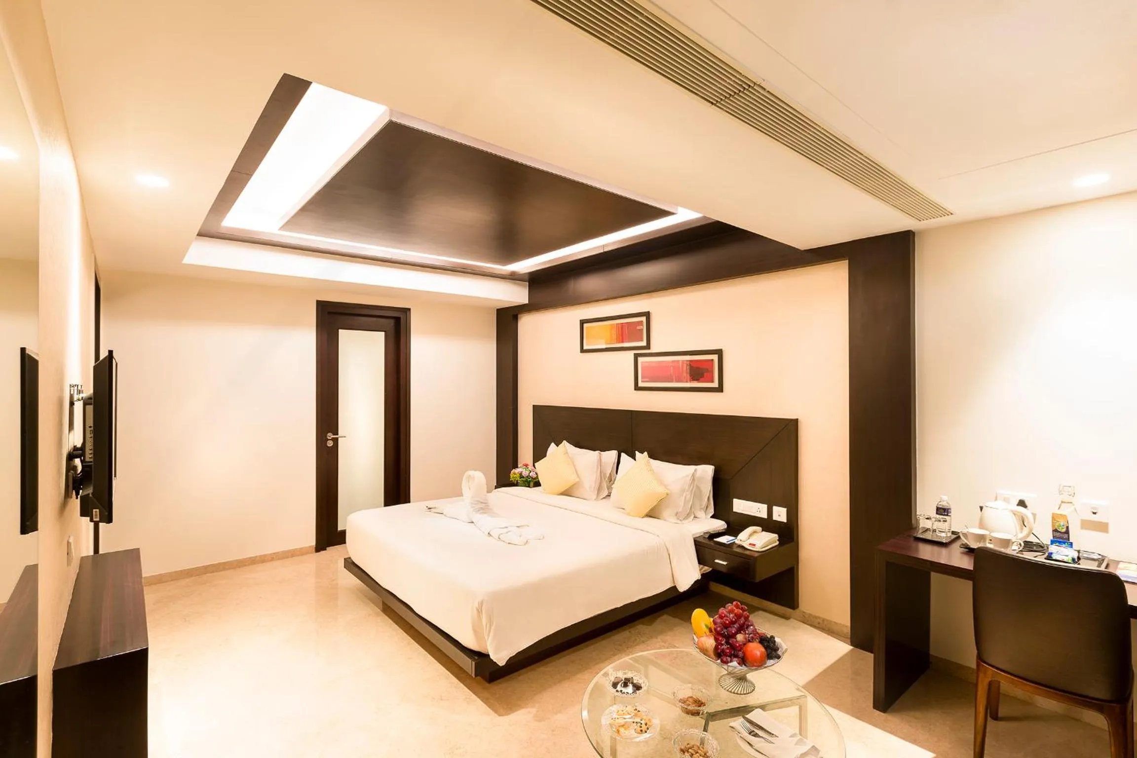 Bedroom, Bed in CJ Pallazzio,Salem