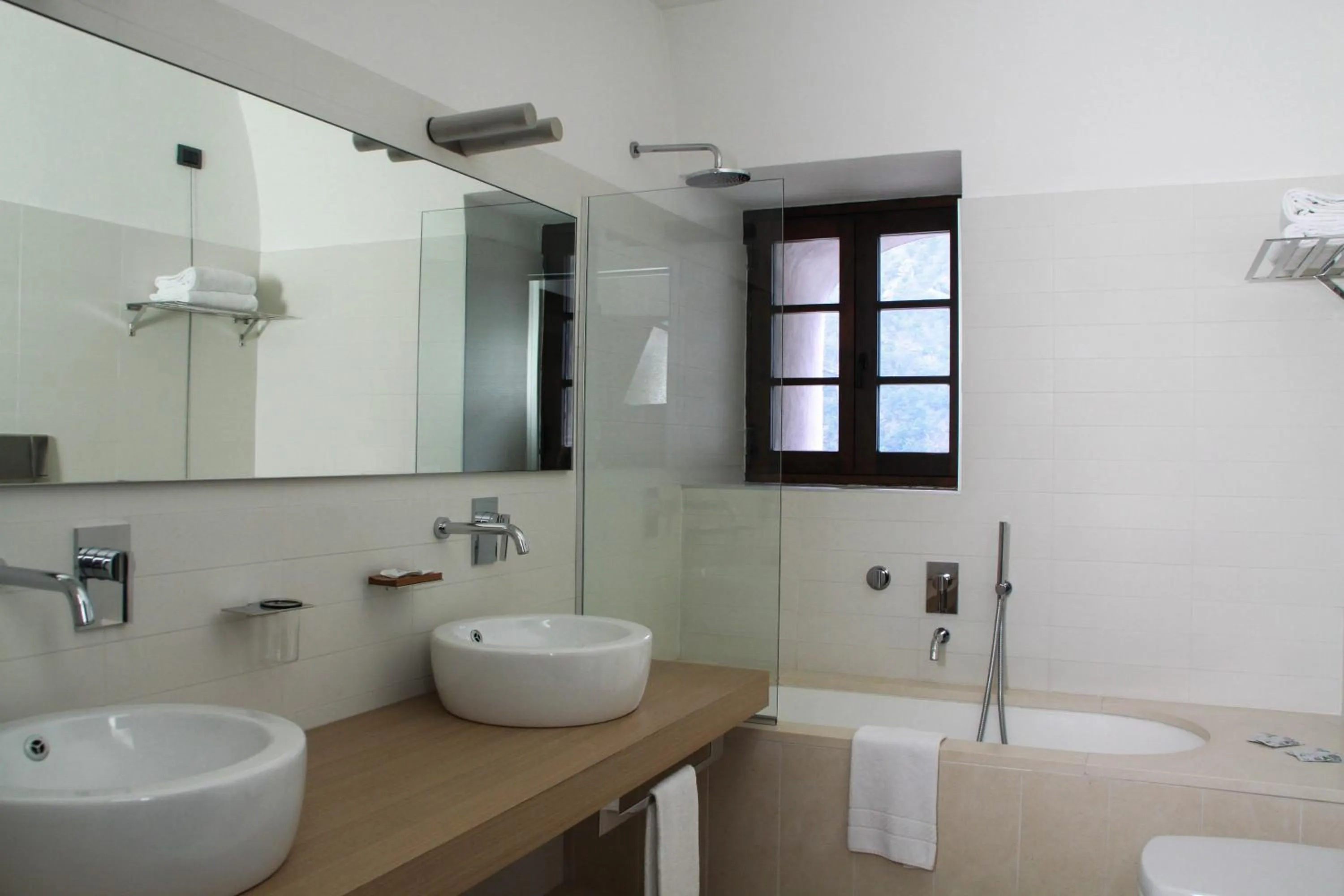 Shower in Hotel Cavour Et Des Officiers