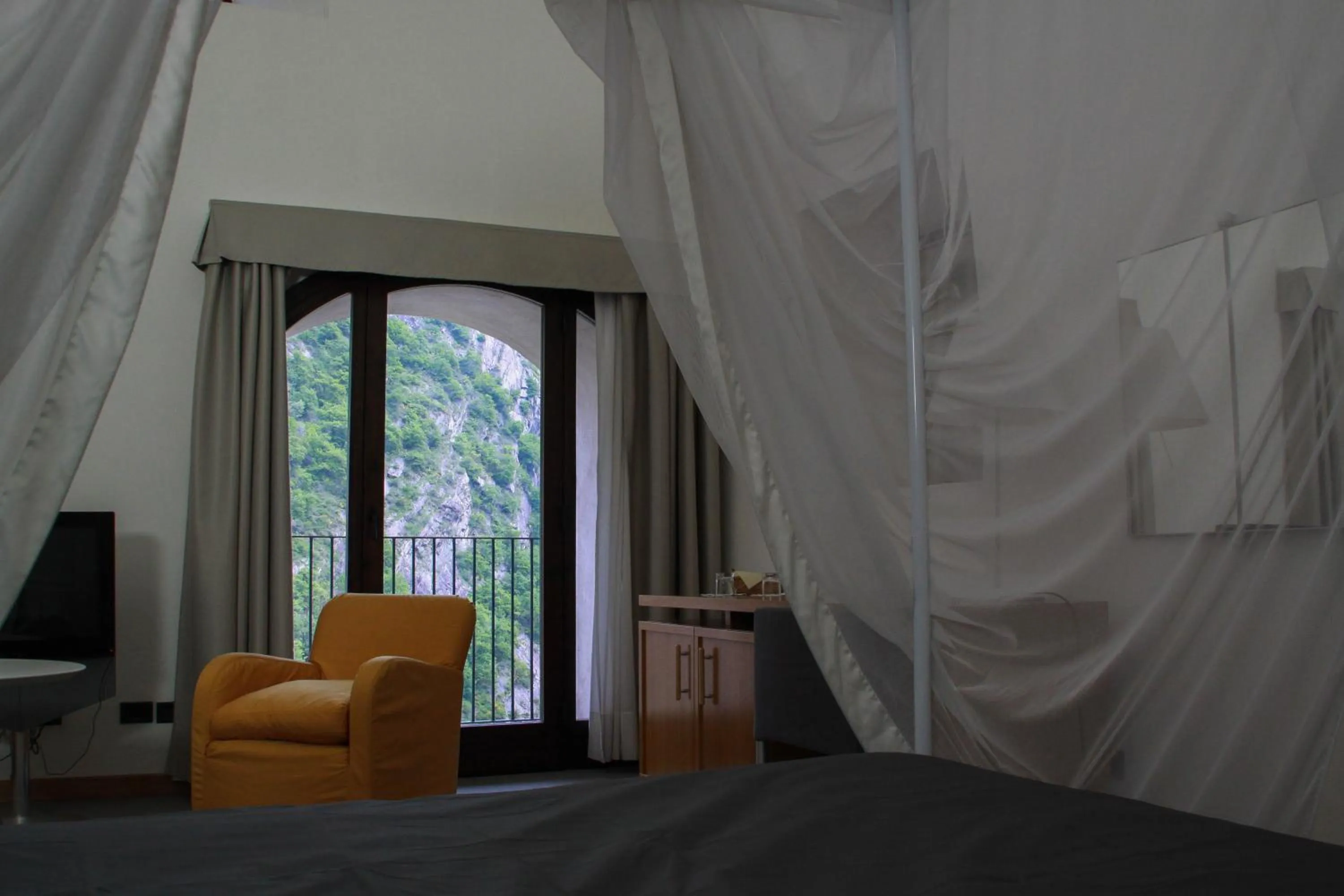 Balcony/Terrace, Bed in Hotel Cavour Et Des Officiers