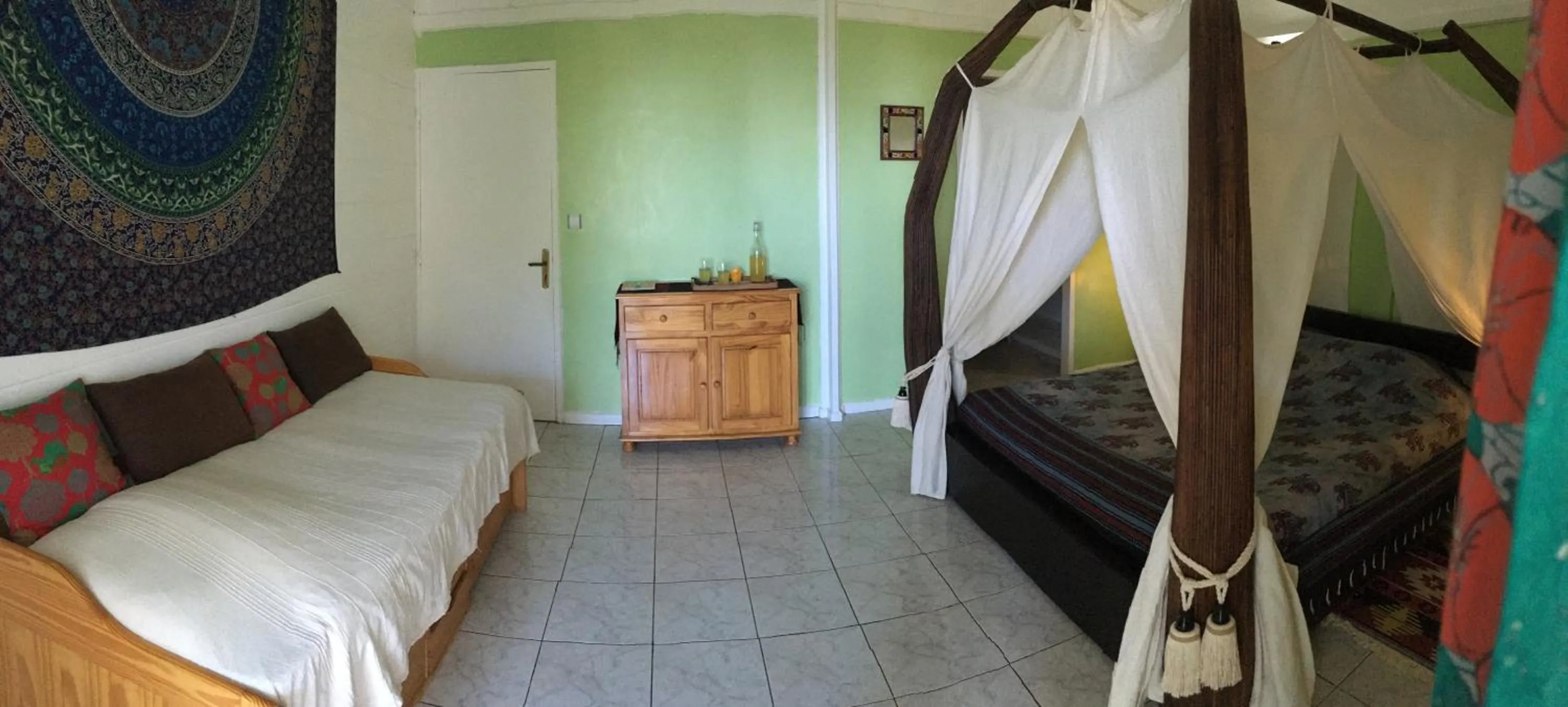 Photo of the whole room, Bed in L'Arbre de Vie