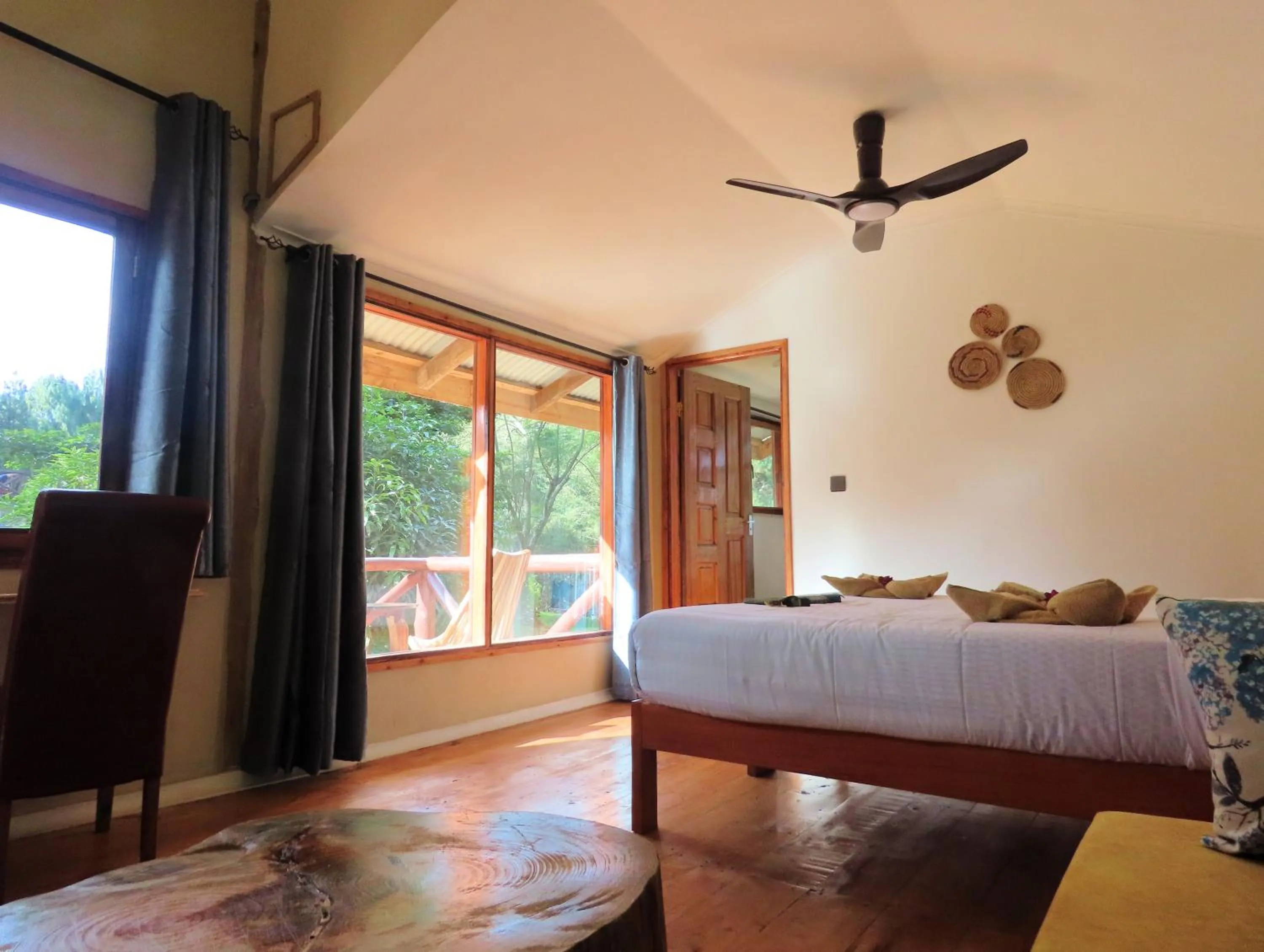 Bedroom, Bed in Lawns Hotel