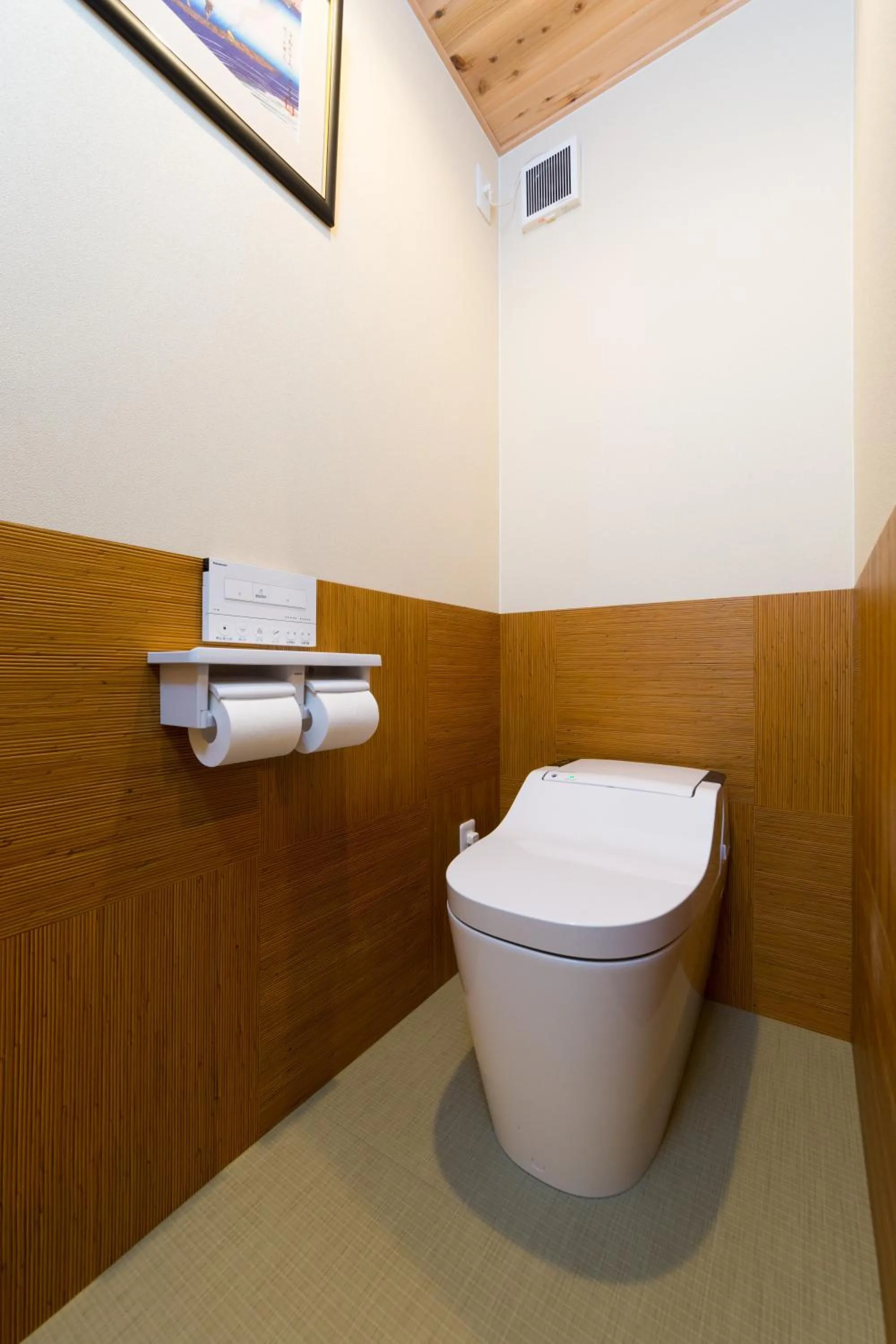 Toilet in 京と家 鴨川五条 -Kyotoya Kamogawagojo-