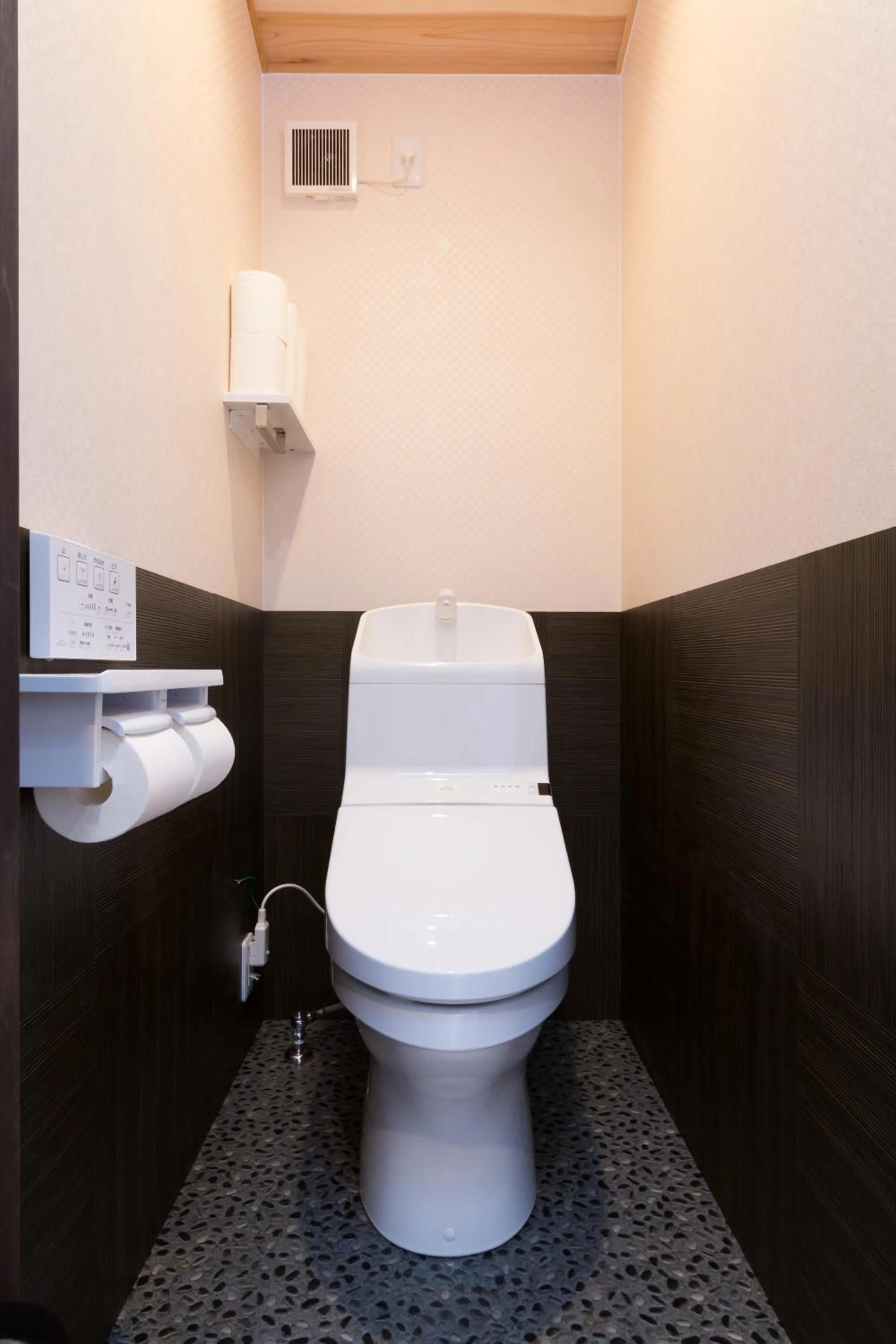 Toilet in 京と家 鴨川五条 -Kyotoya Kamogawagojo-