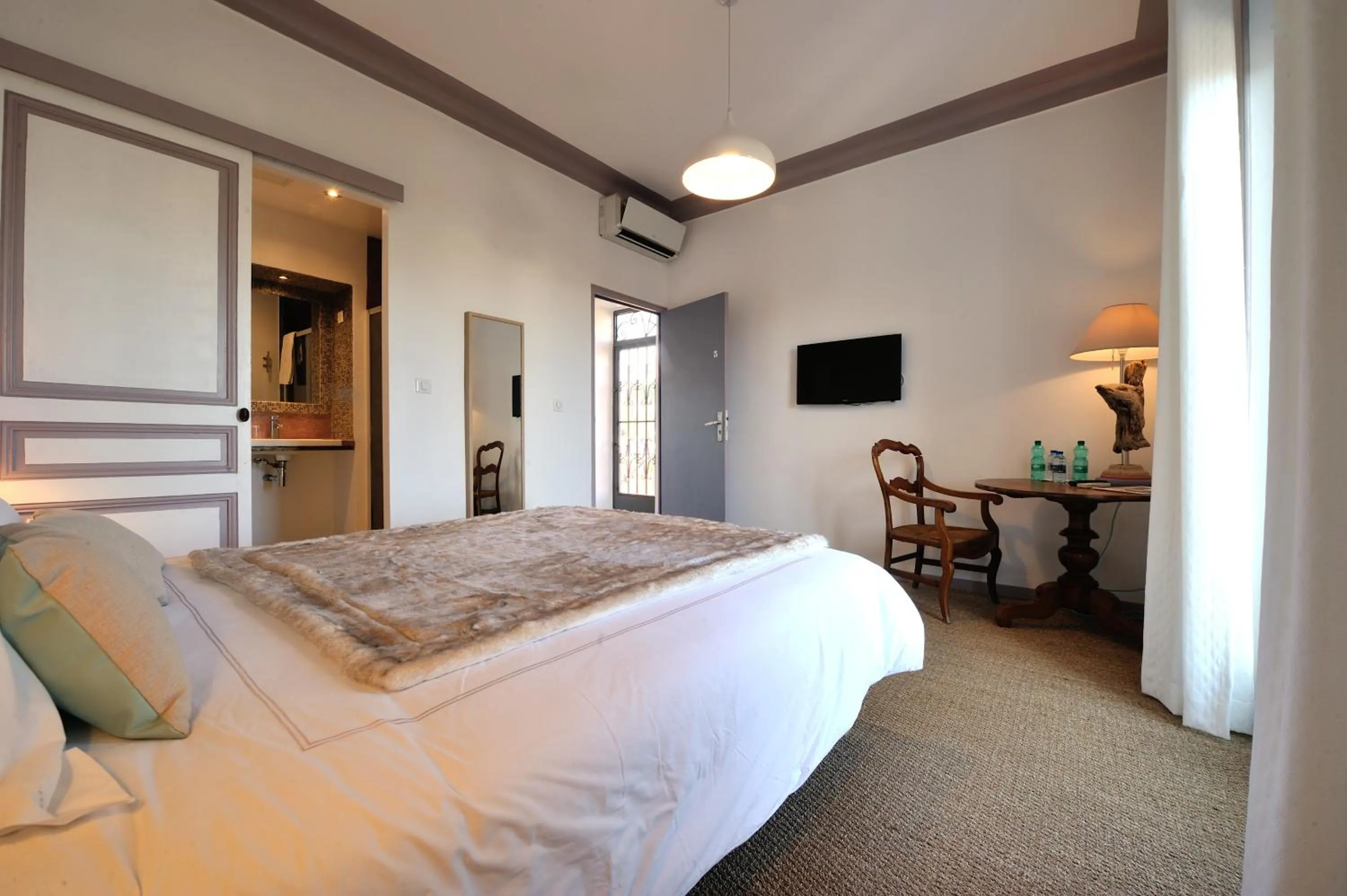 Photo of the whole room, Bed in B&B Villa Du Roc Fleuri