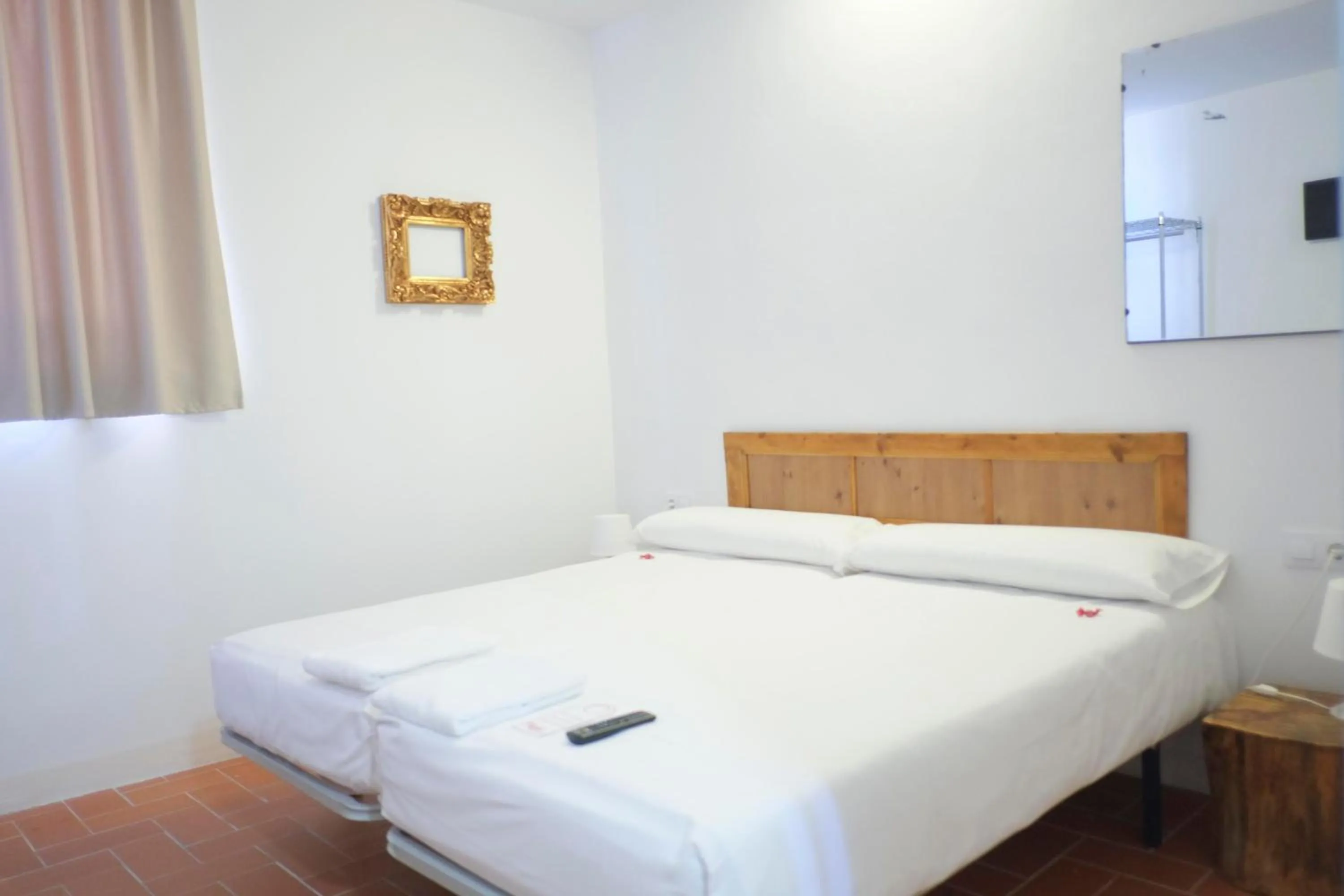 Bedroom, Bed in Pigal