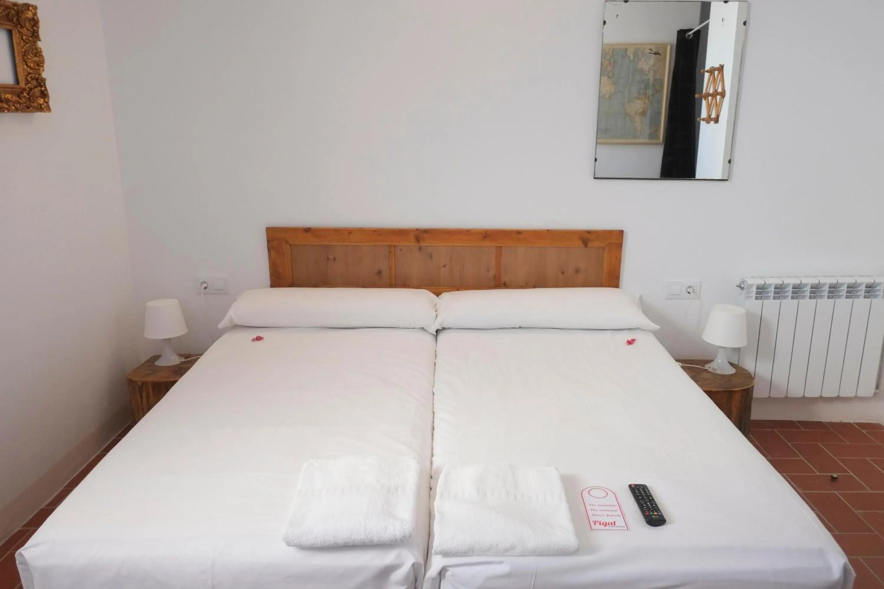 Bedroom, Bed in Pigal