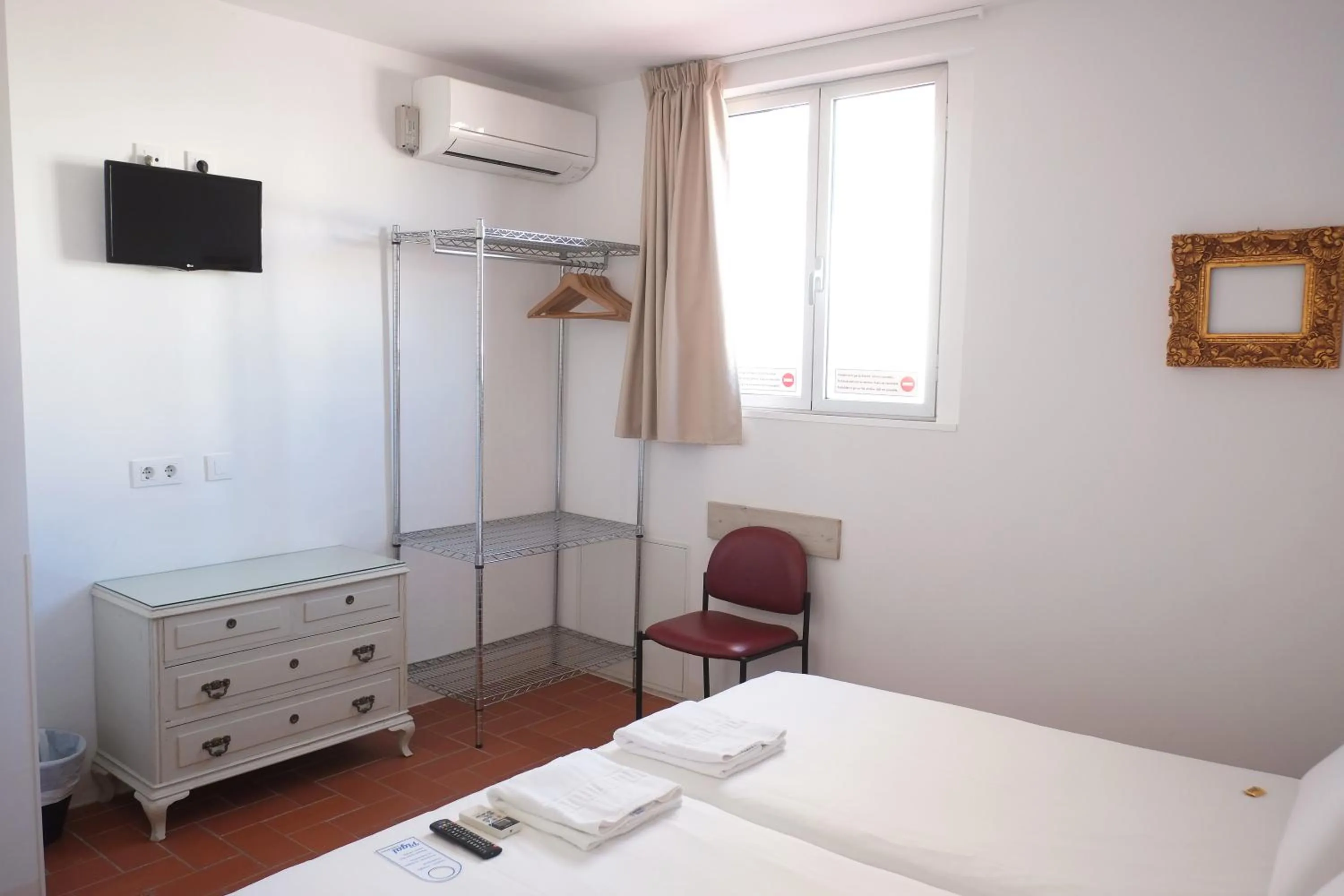 Photo of the whole room, Bed in Pigal