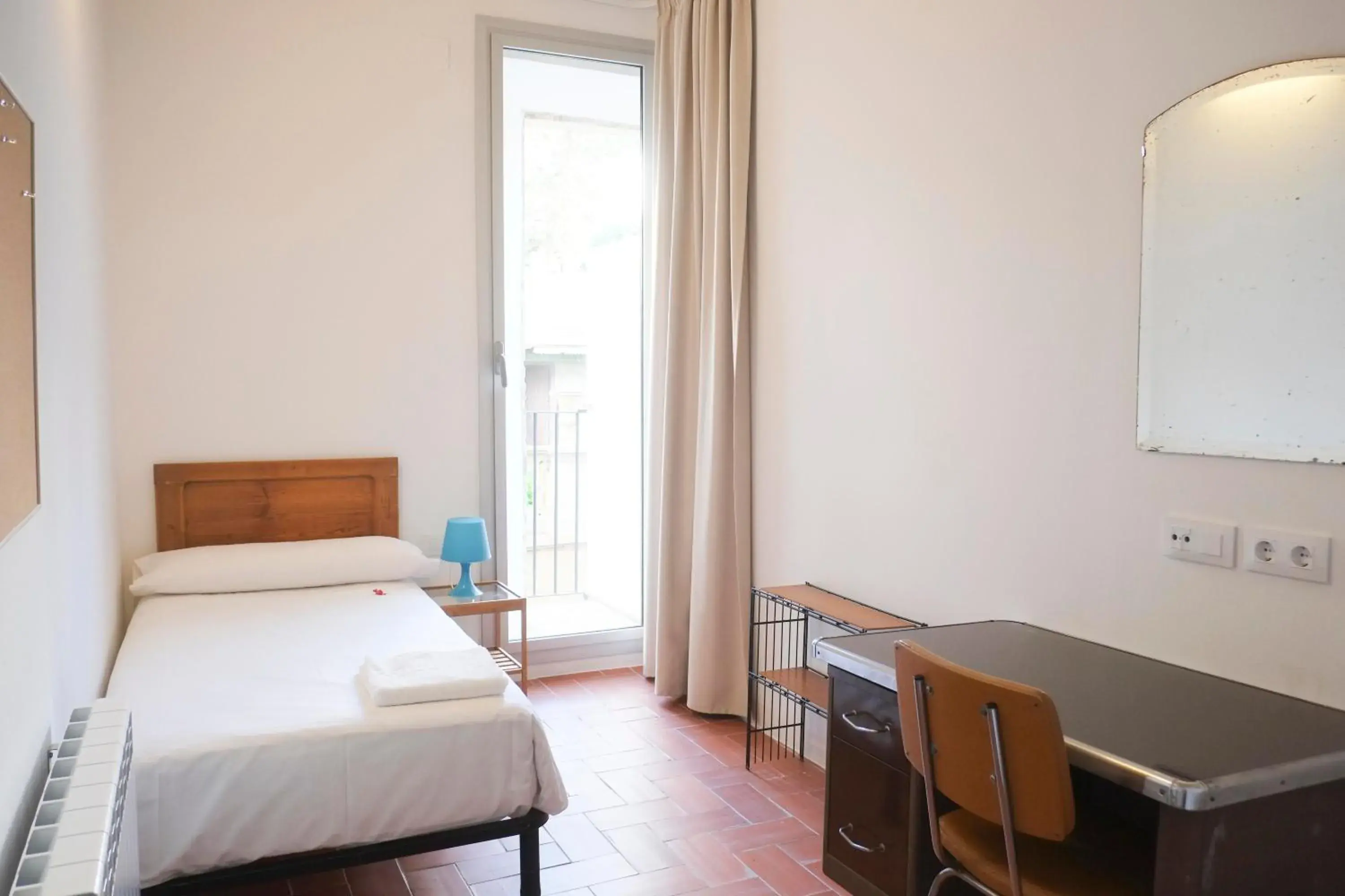 Single Room with Private External Bathroom - single occupancy in Pigal Single Room with Private External Bathroom - single occupancy in Pigal