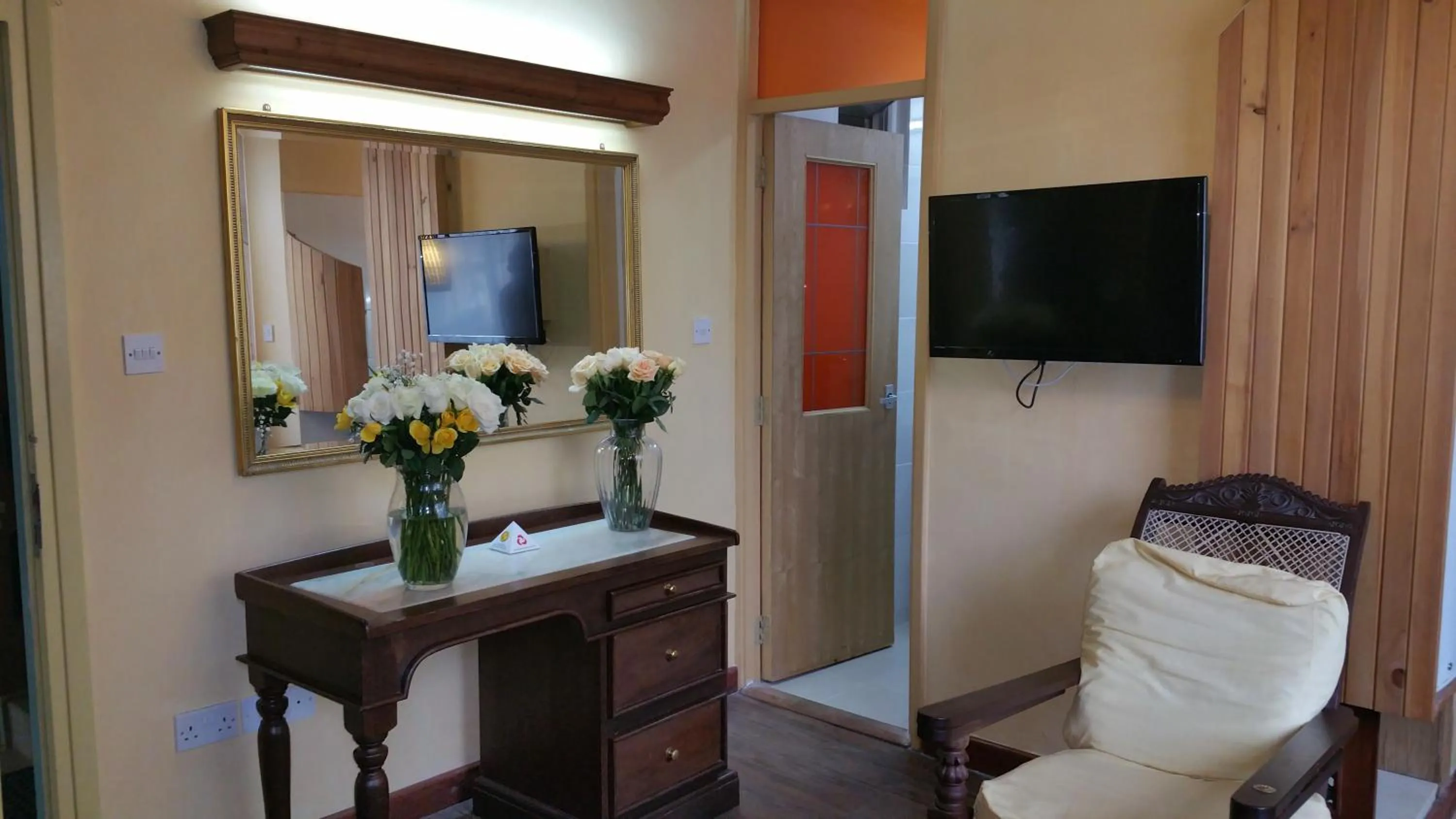 TV and multimedia in Woodmere Grand Hotel & Serviced Apartments