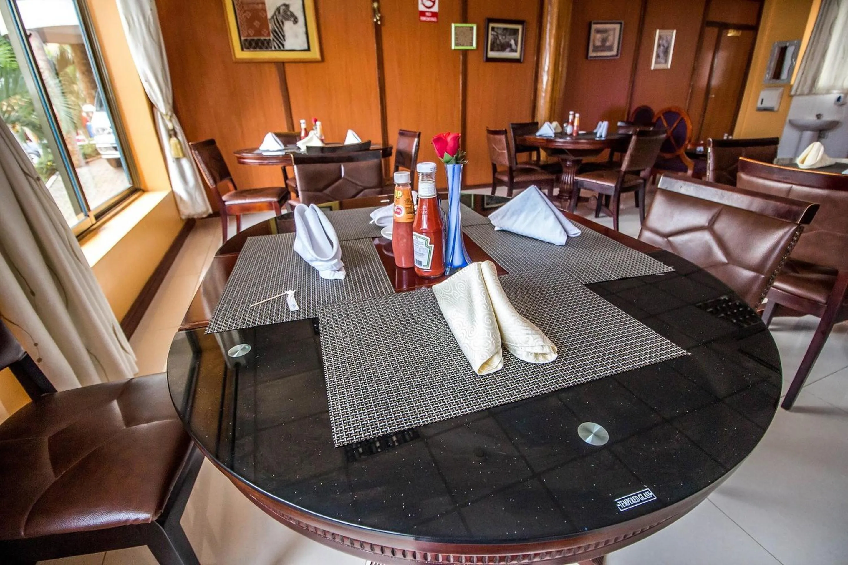 Restaurant/places to eat in Sir Jose Hotel