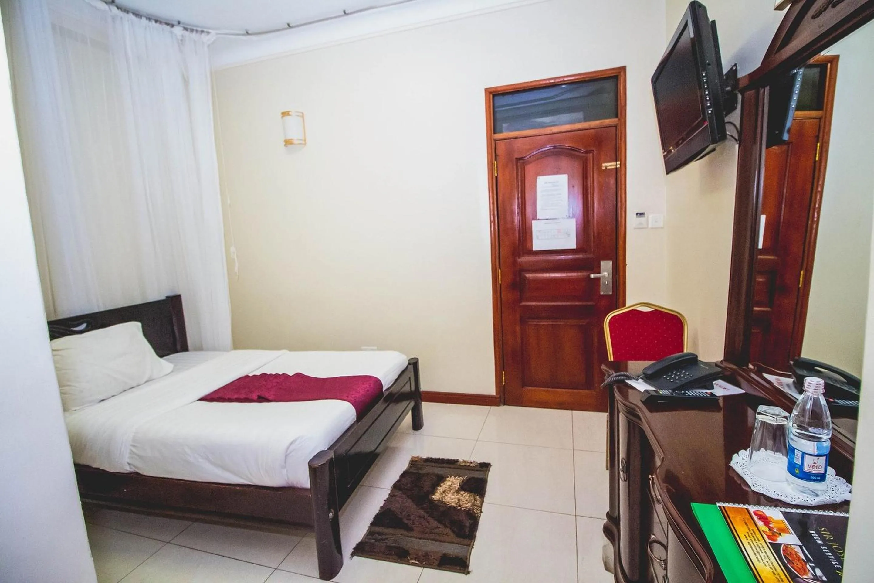 Photo of the whole room in Sir Jose Hotel