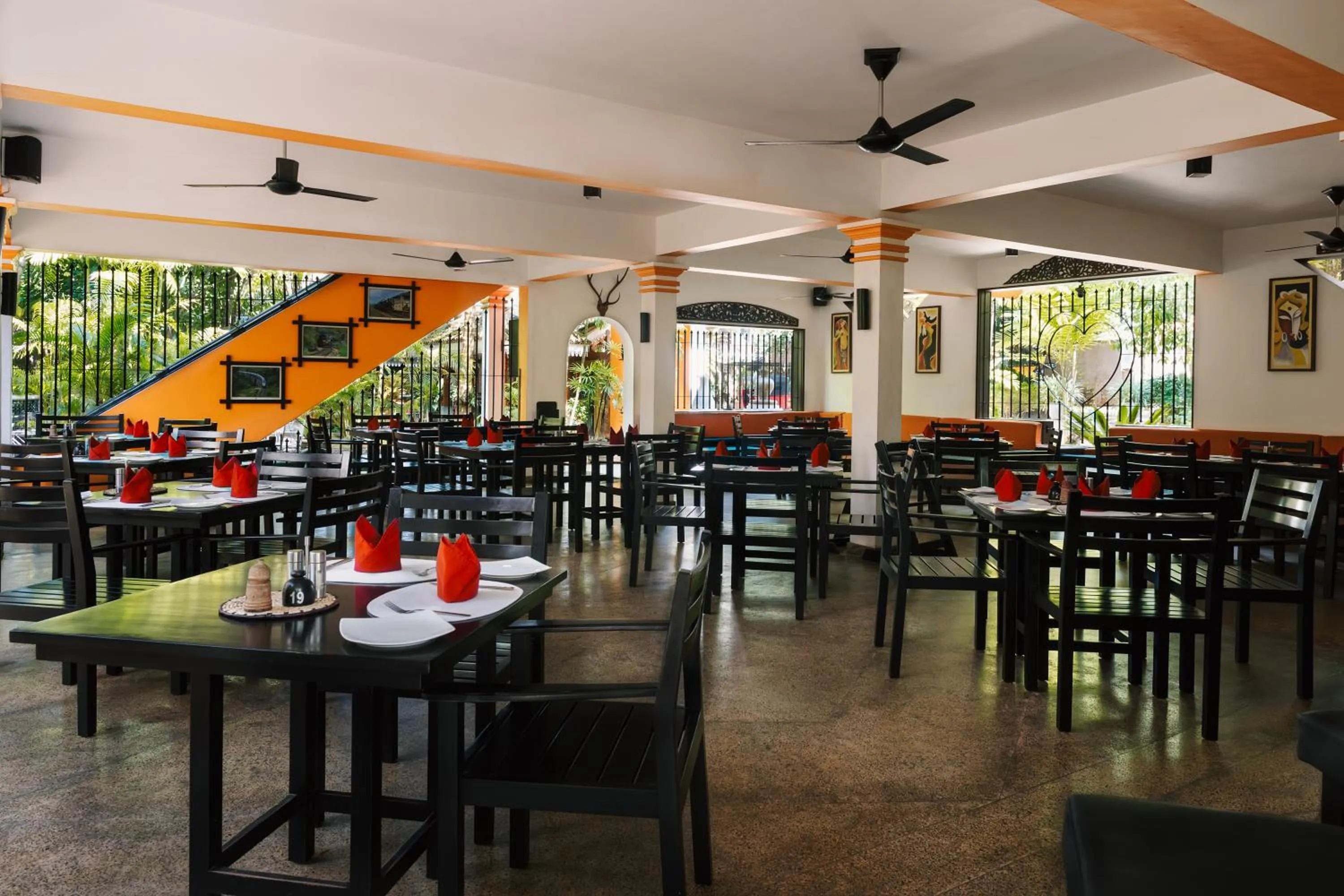 Restaurant/Places to Eat in Amal Beach Hotel