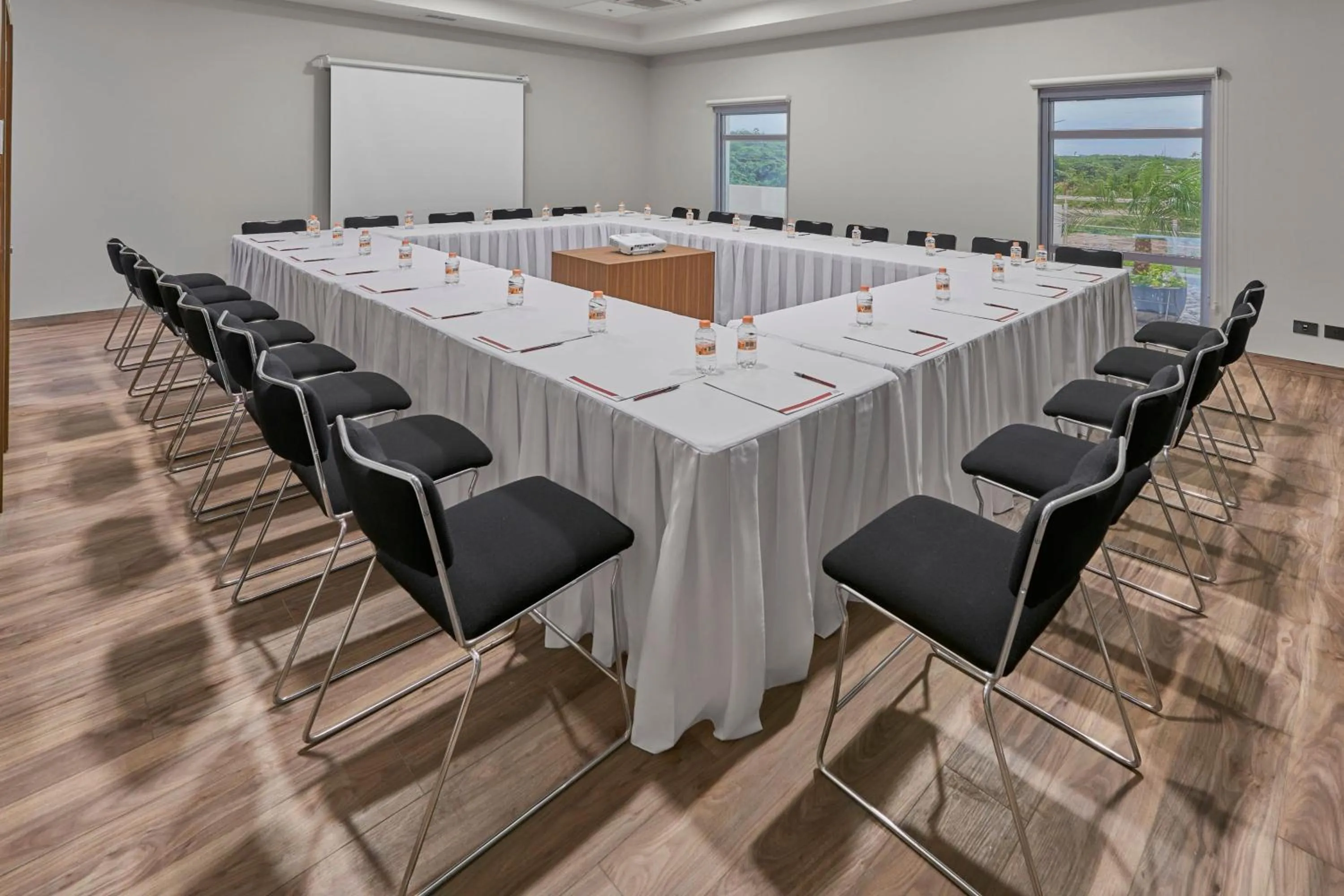Meeting/conference room in City Express Suites by Marriott Silao Aeropuerto