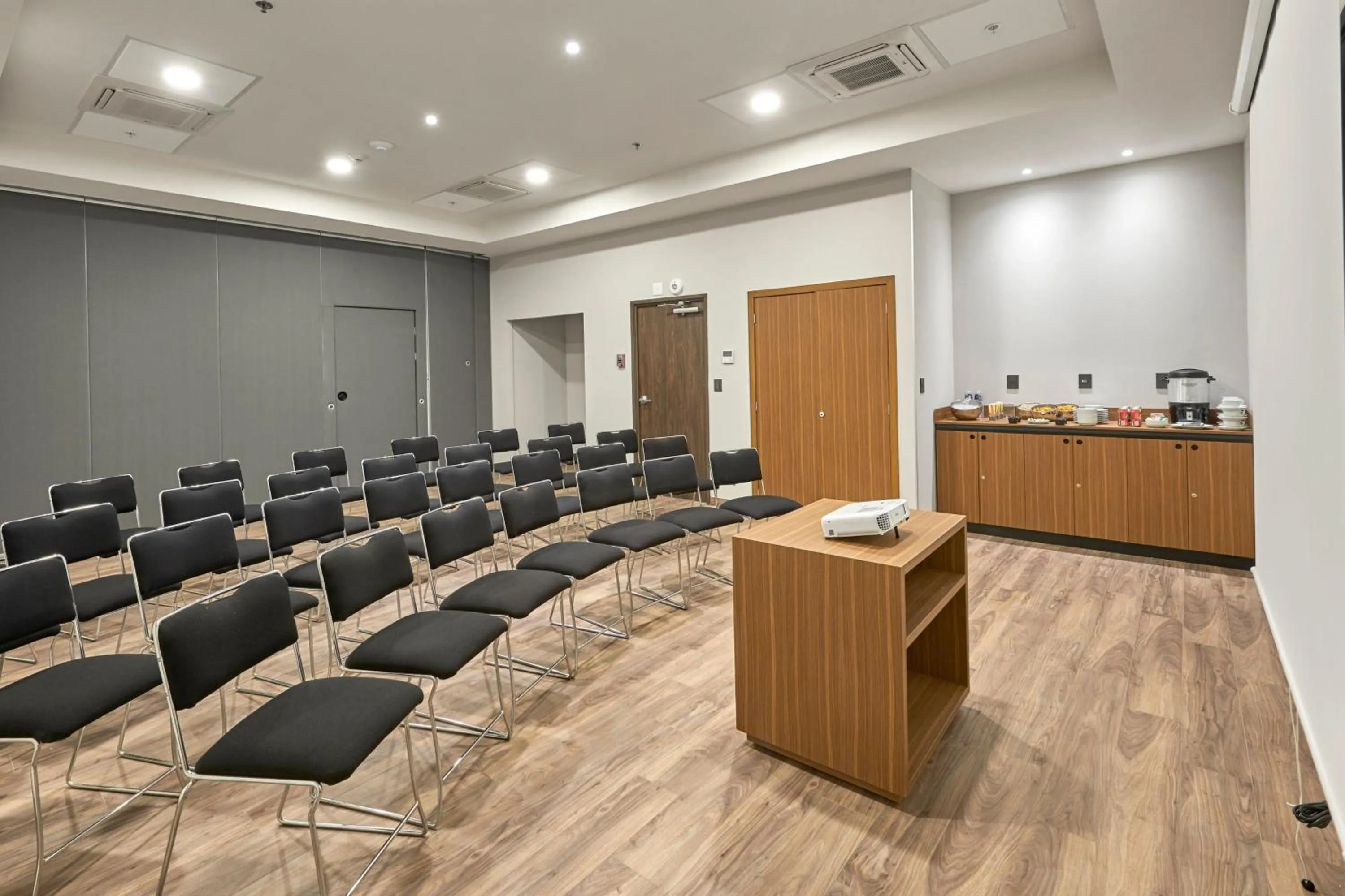 Meeting/conference room in City Express Suites by Marriott Silao Aeropuerto