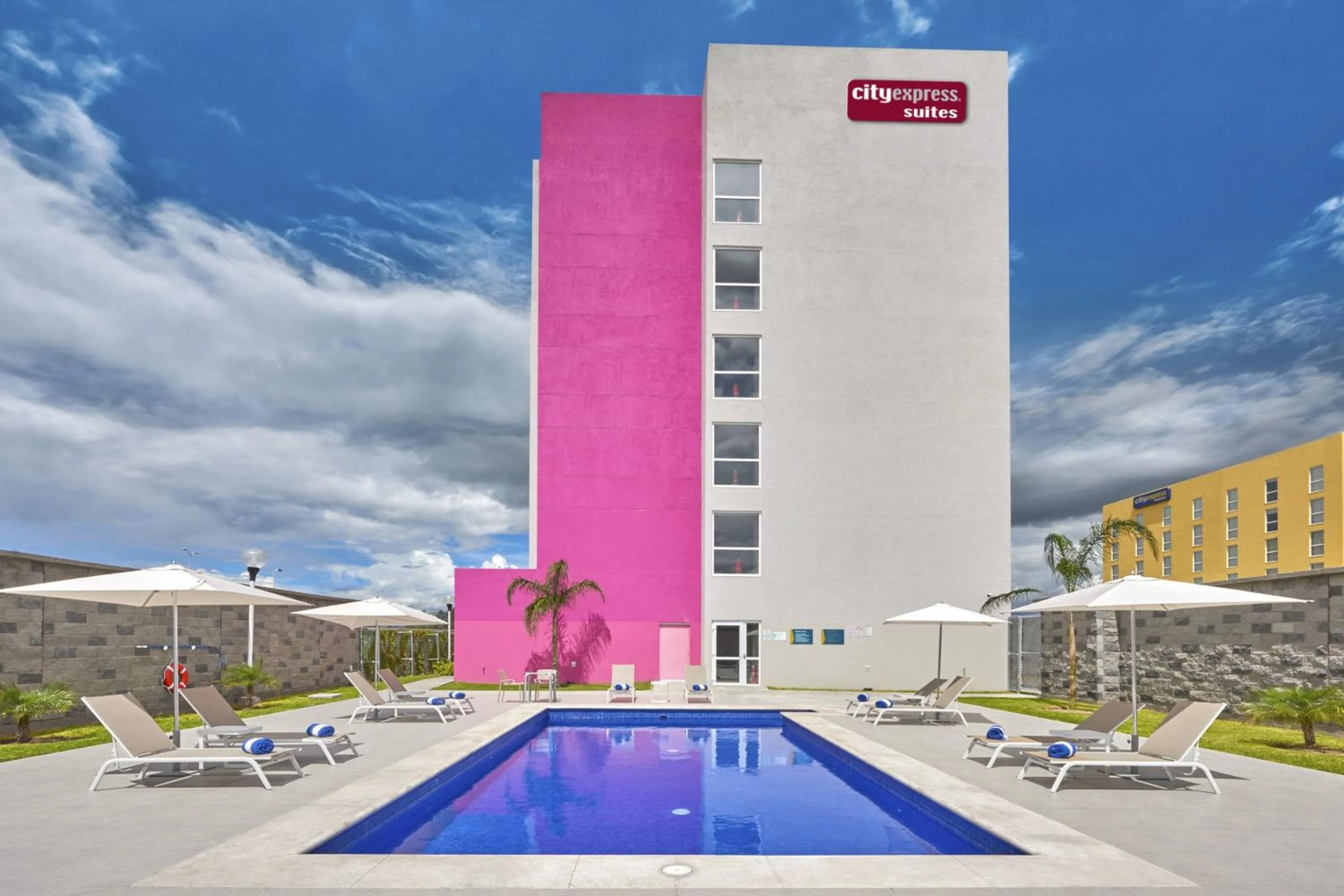Swimming pool in City Express Suites by Marriott Silao Aeropuerto
