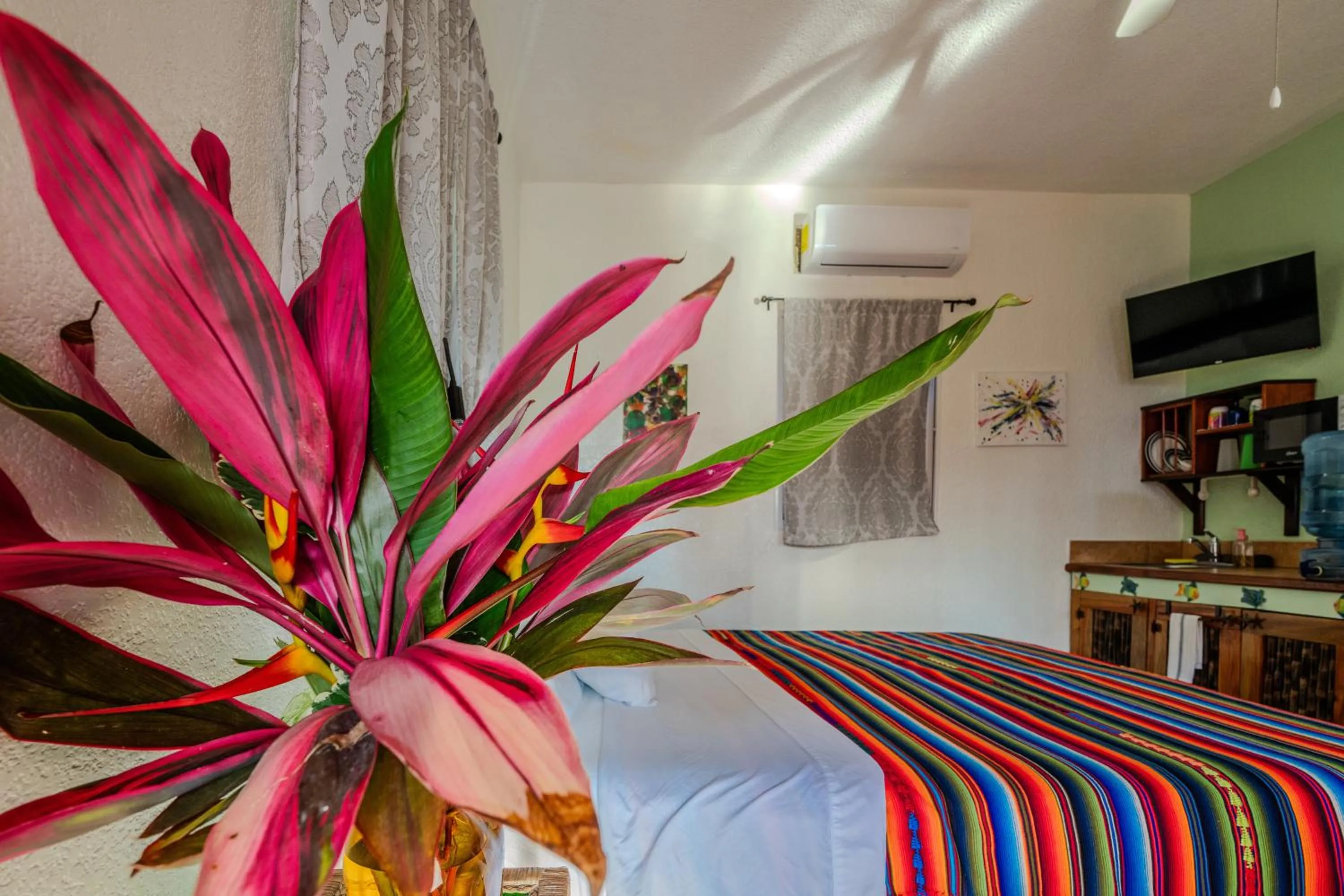 Bedroom, Bed in Seaside Inn Roatan