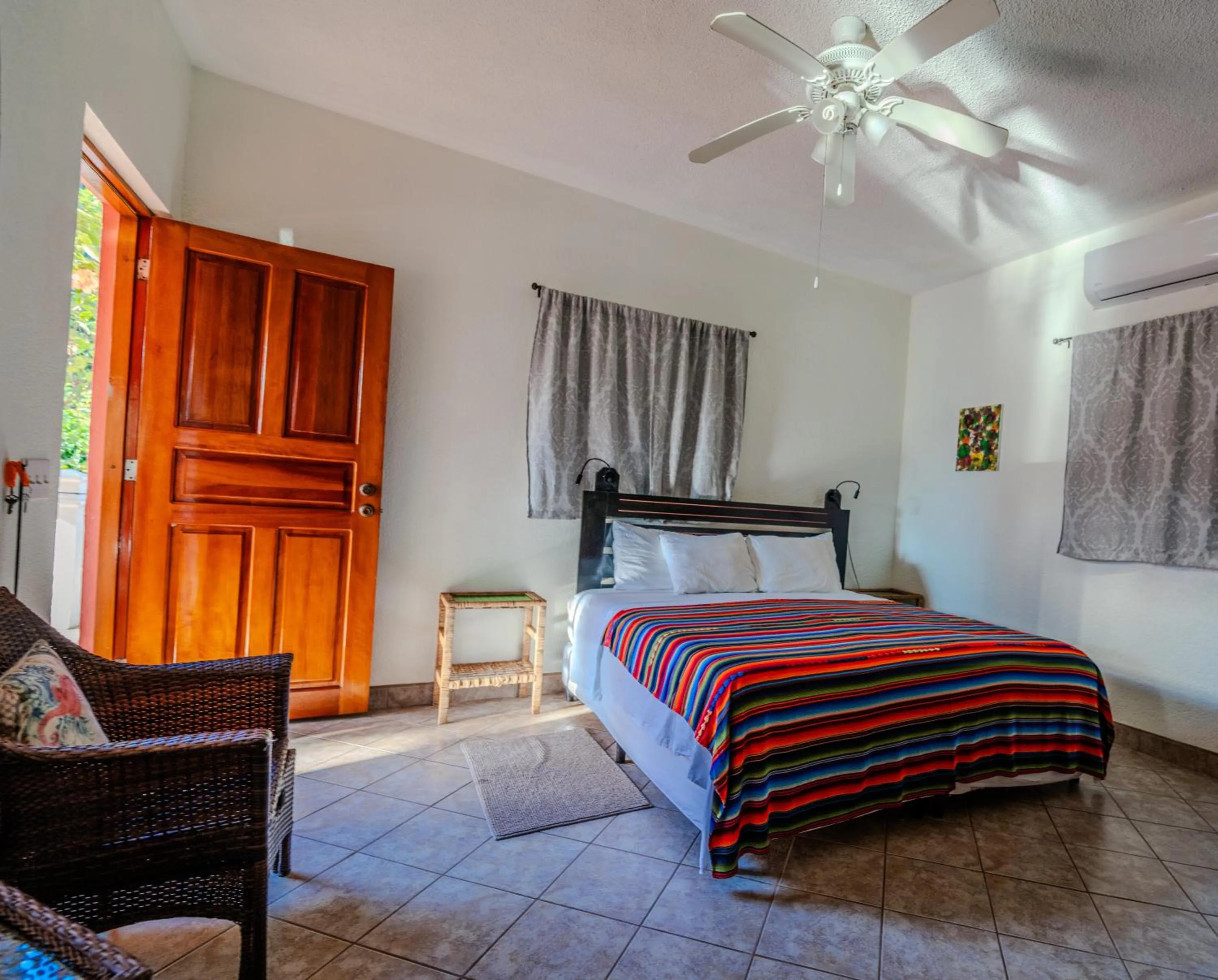Bedroom, Bed in Seaside Inn Roatan