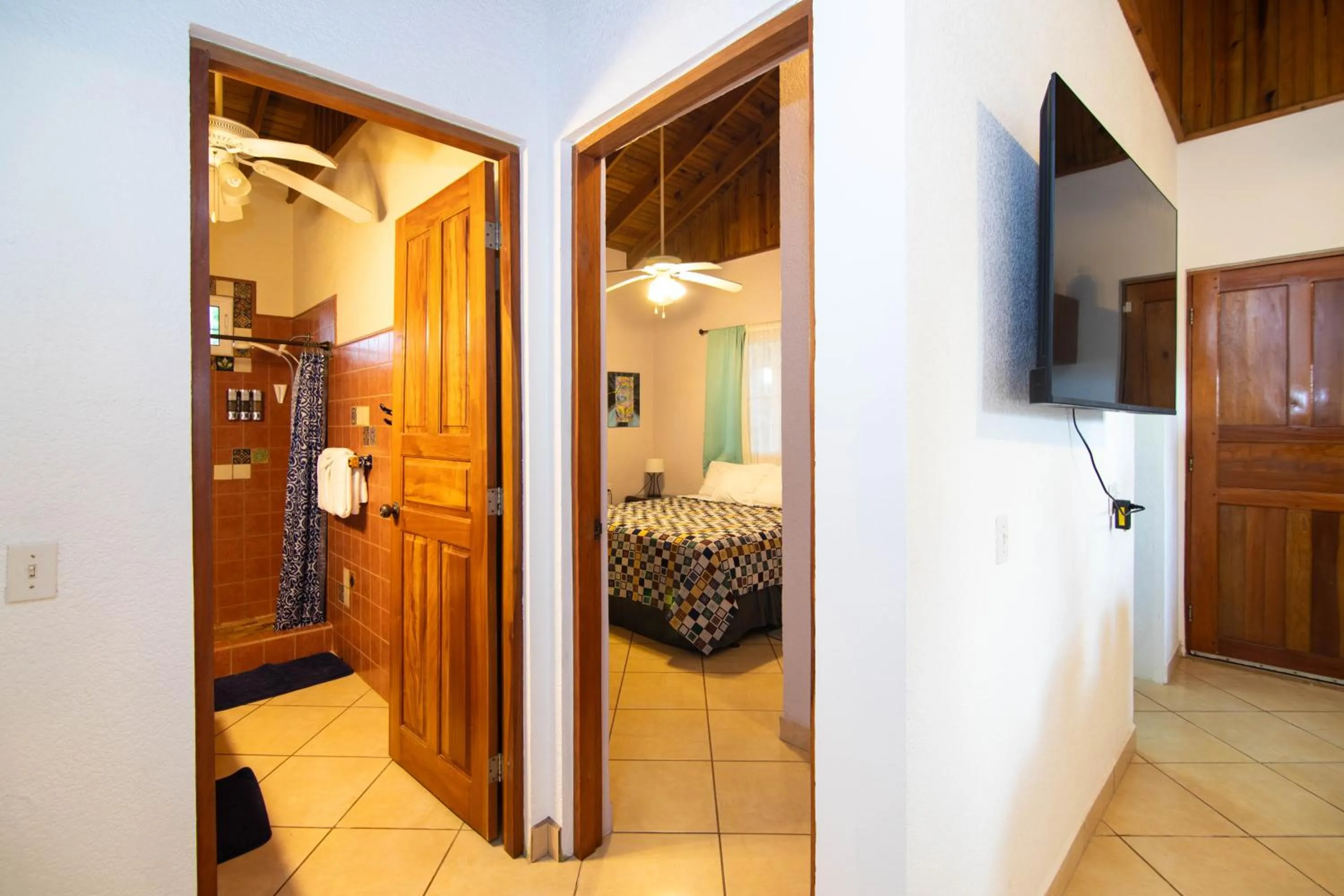 Bedroom, Bed in Seaside Inn Roatan