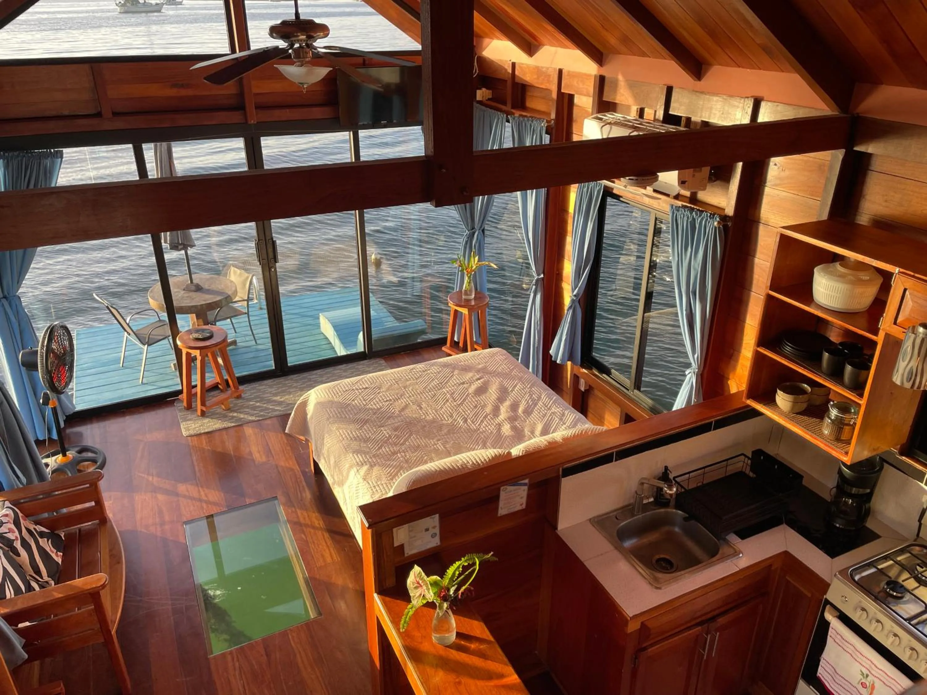 Photo of the whole room in Barrbra BnB Over The Sea