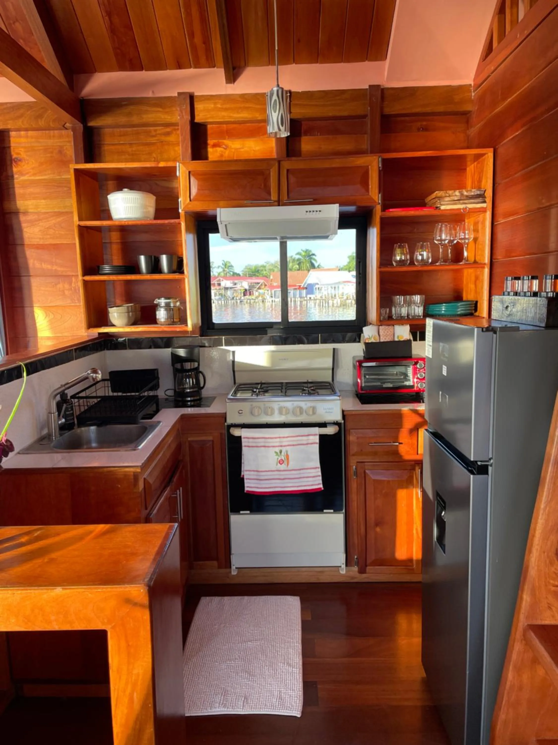 Kitchen or kitchenette in Barrbra BnB Over The Sea