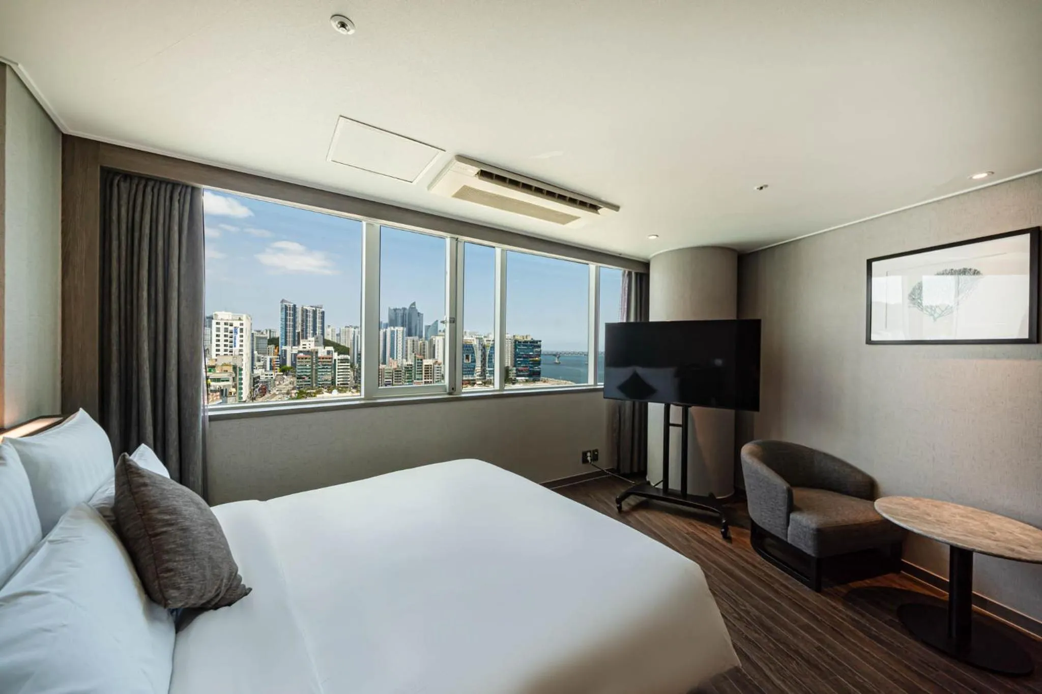 View (from property/room), Bed in Kent Hotel Gwangalli by Kensington