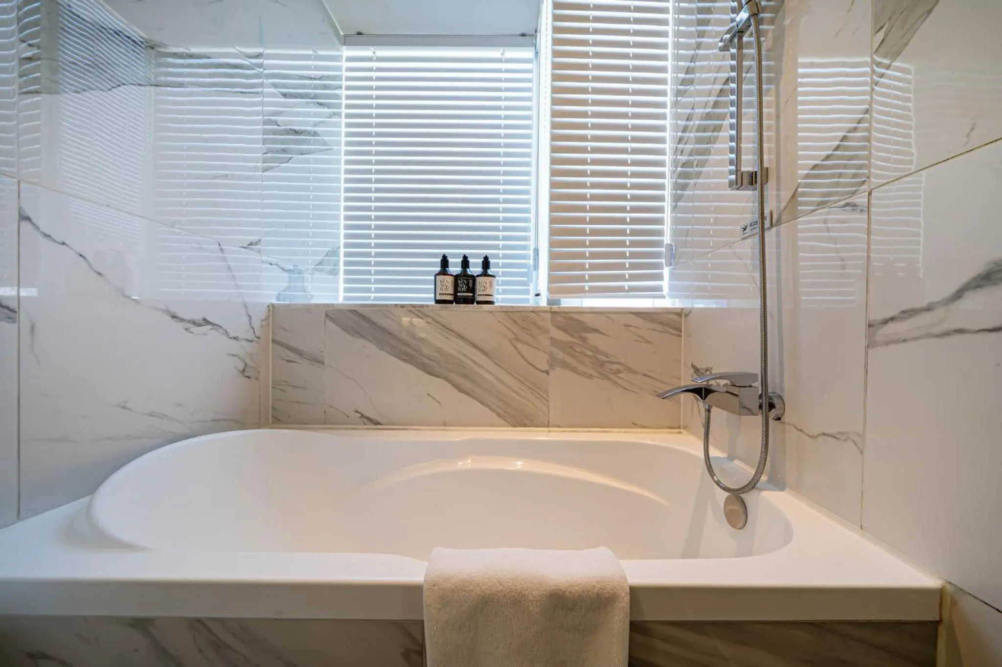 Bath in Kent Hotel Gwangalli by Kensington