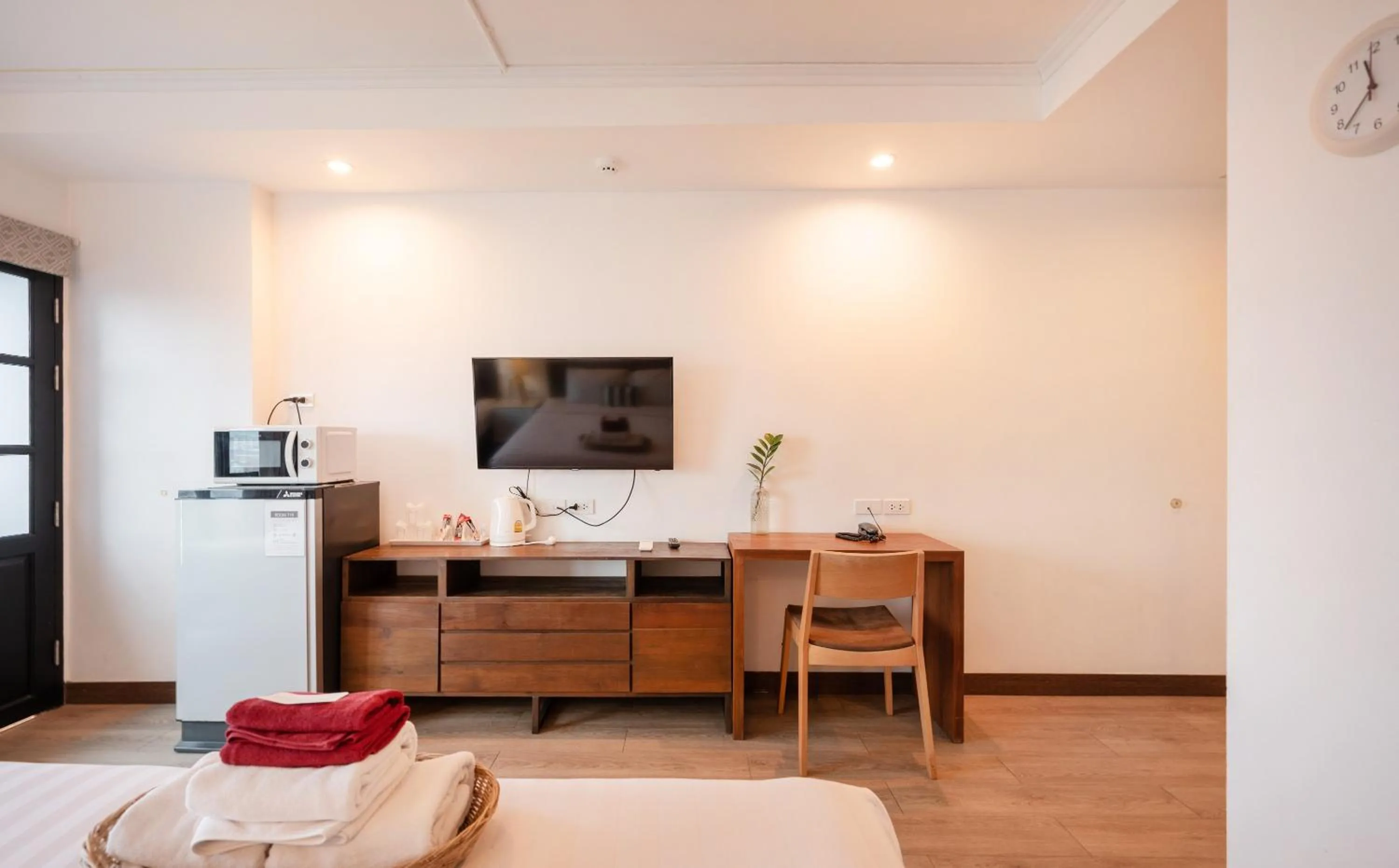 Bedroom, Bed in The Corner Lodge