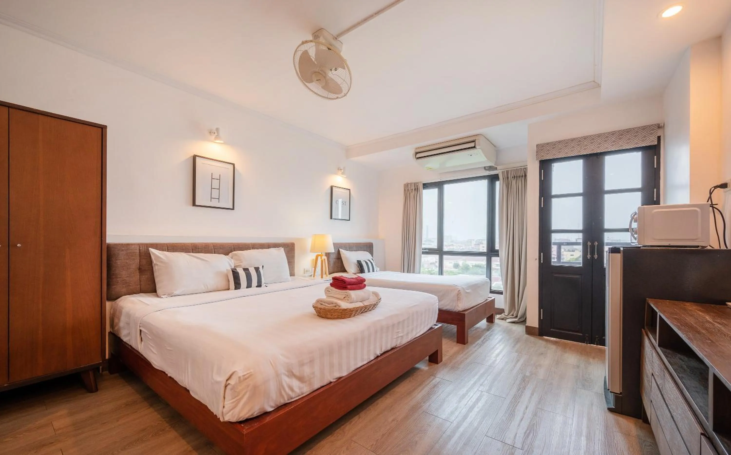 Bedroom, Bed in The Corner Lodge