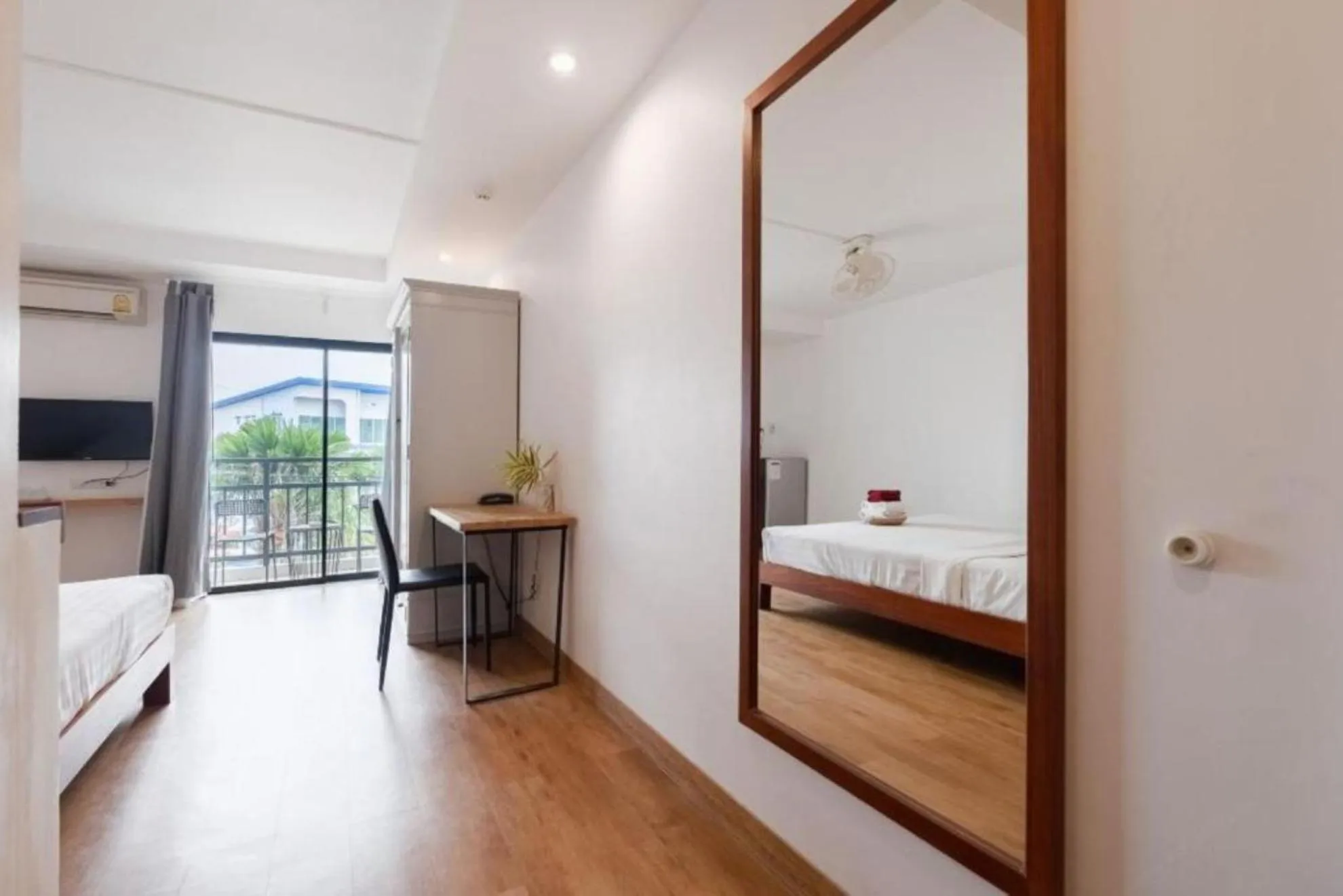 Bedroom, Bed in The Corner Lodge