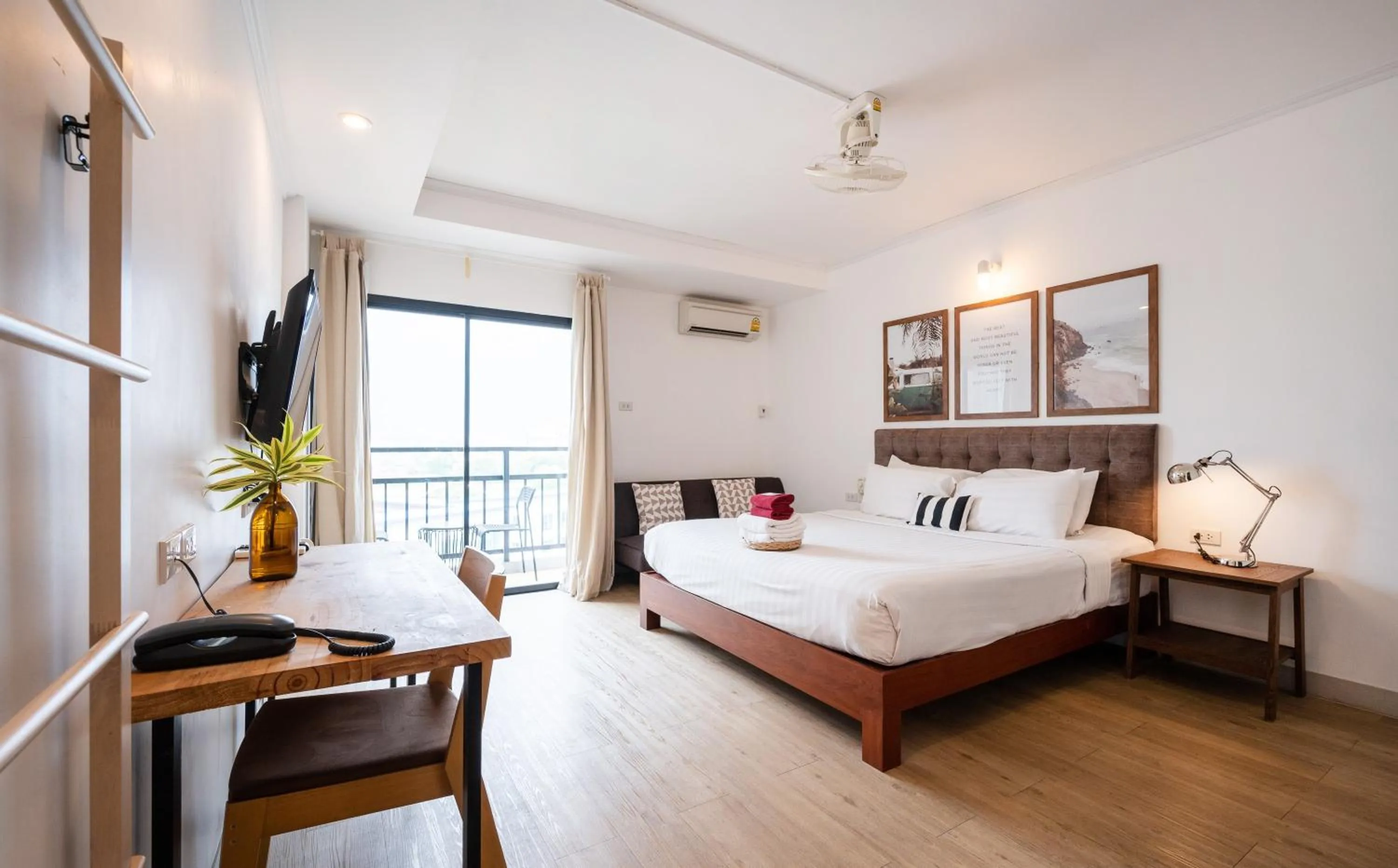 Bedroom, Bed in The Corner Lodge