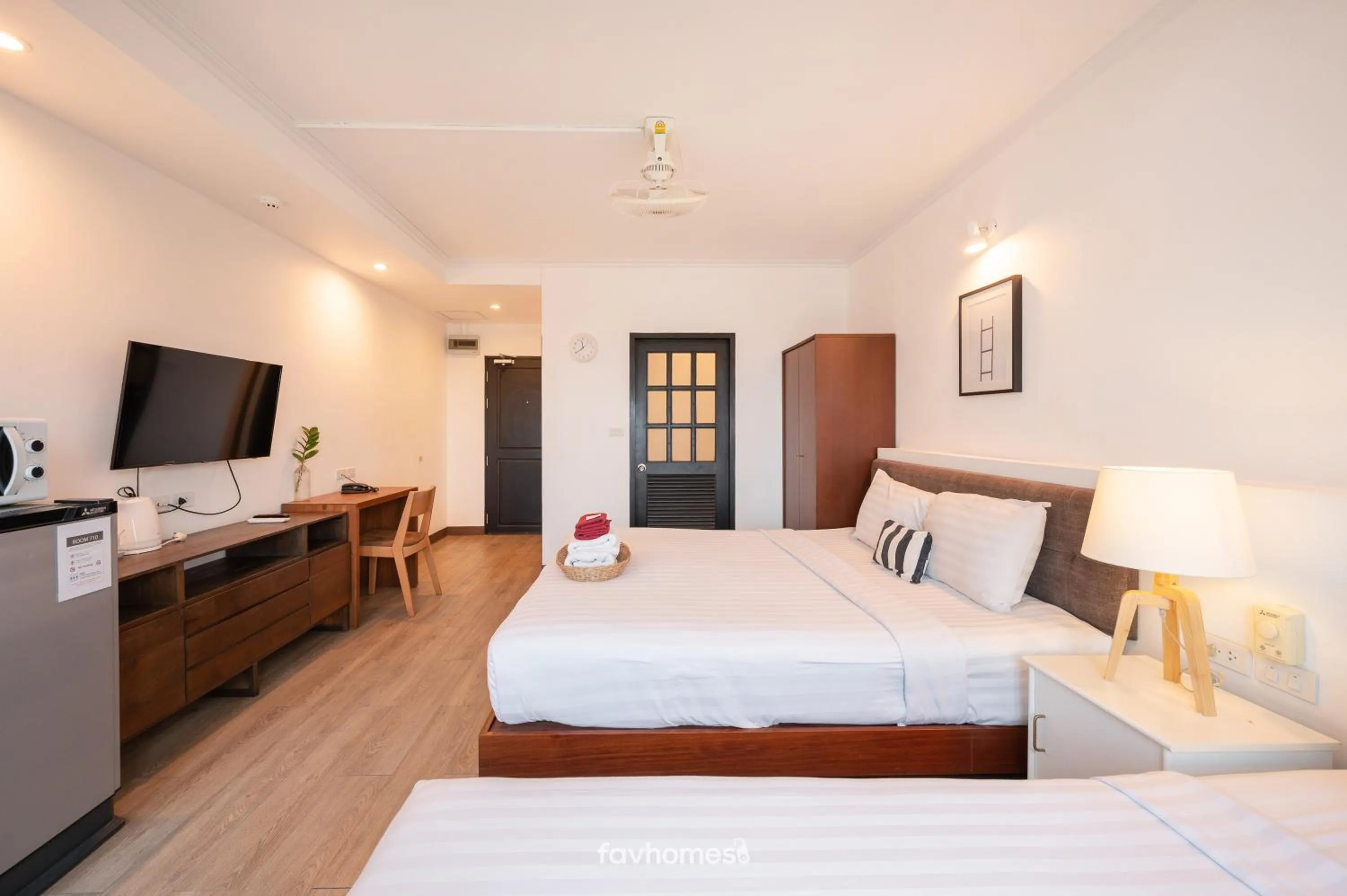 Bedroom, Bed in The Corner Lodge