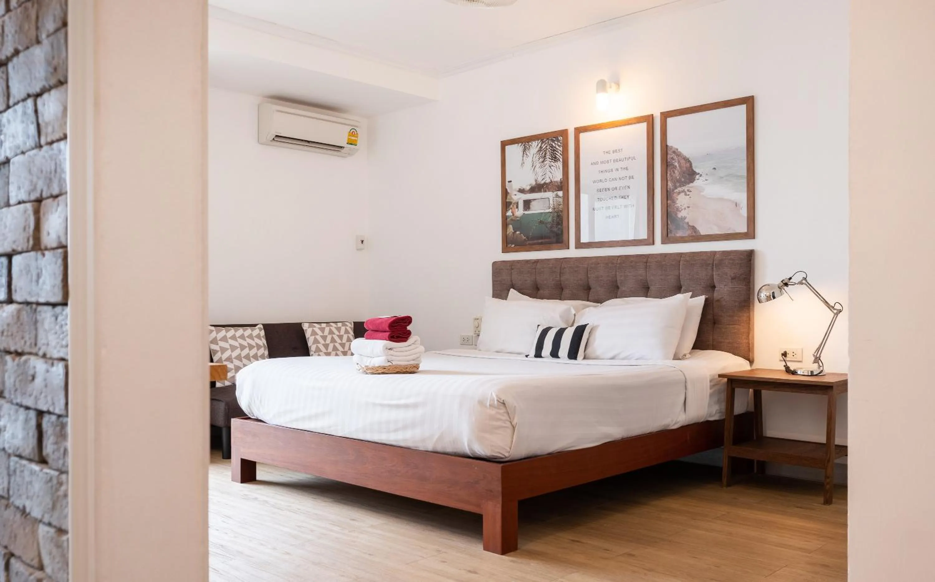 Bedroom, Bed in The Corner Lodge