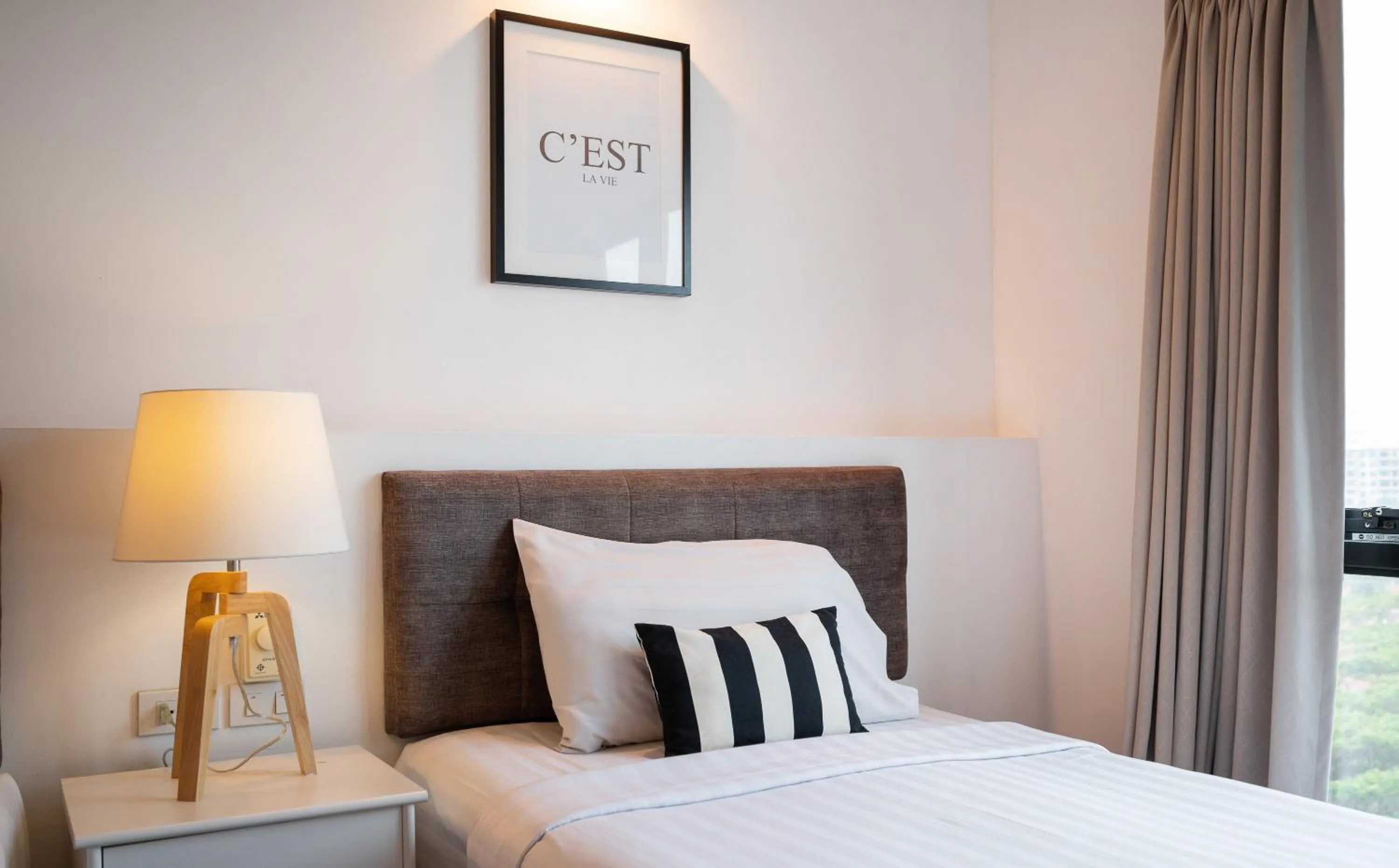 Bedroom, Bed in The Corner Lodge