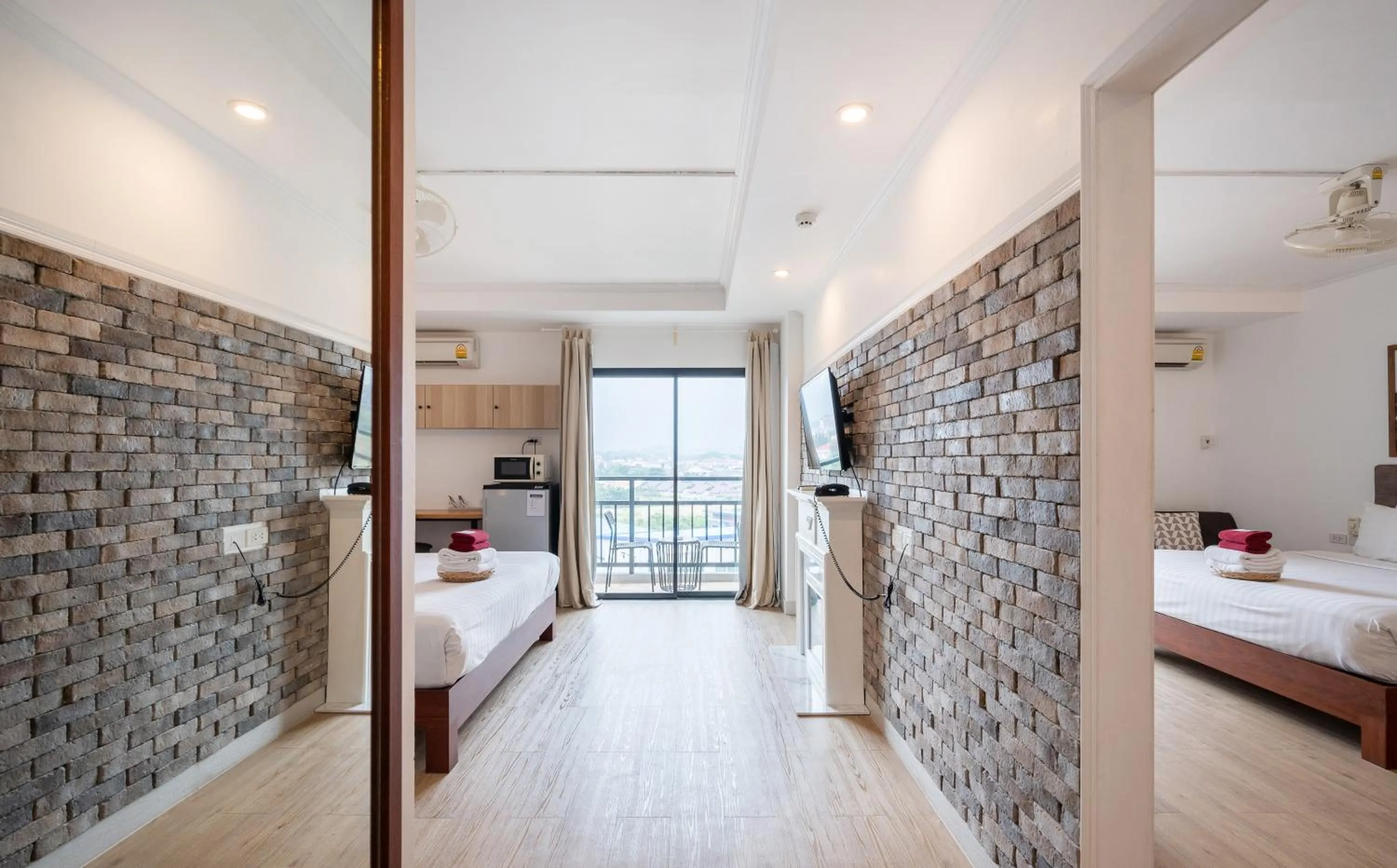 Bedroom, Bed in The Corner Lodge