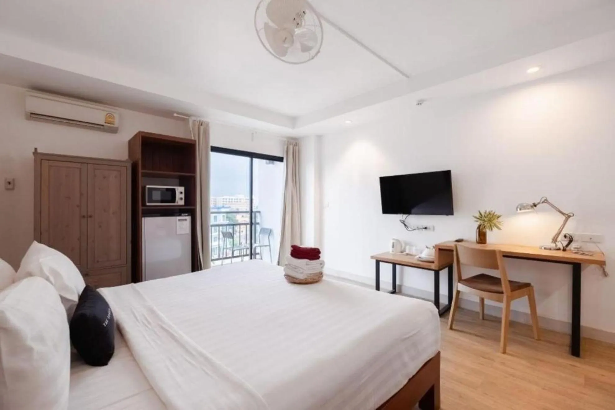 Bedroom, Bed in The Corner Lodge