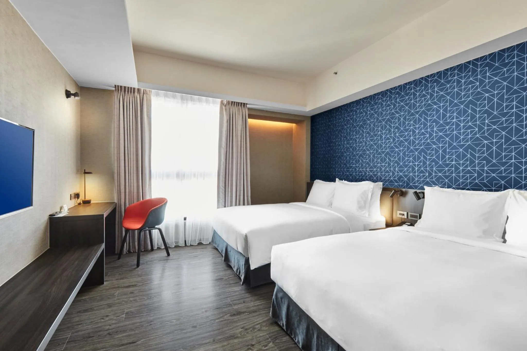Photo of the whole room, Bed in Holiday Inn Express Kaohsiung Love River by IHG