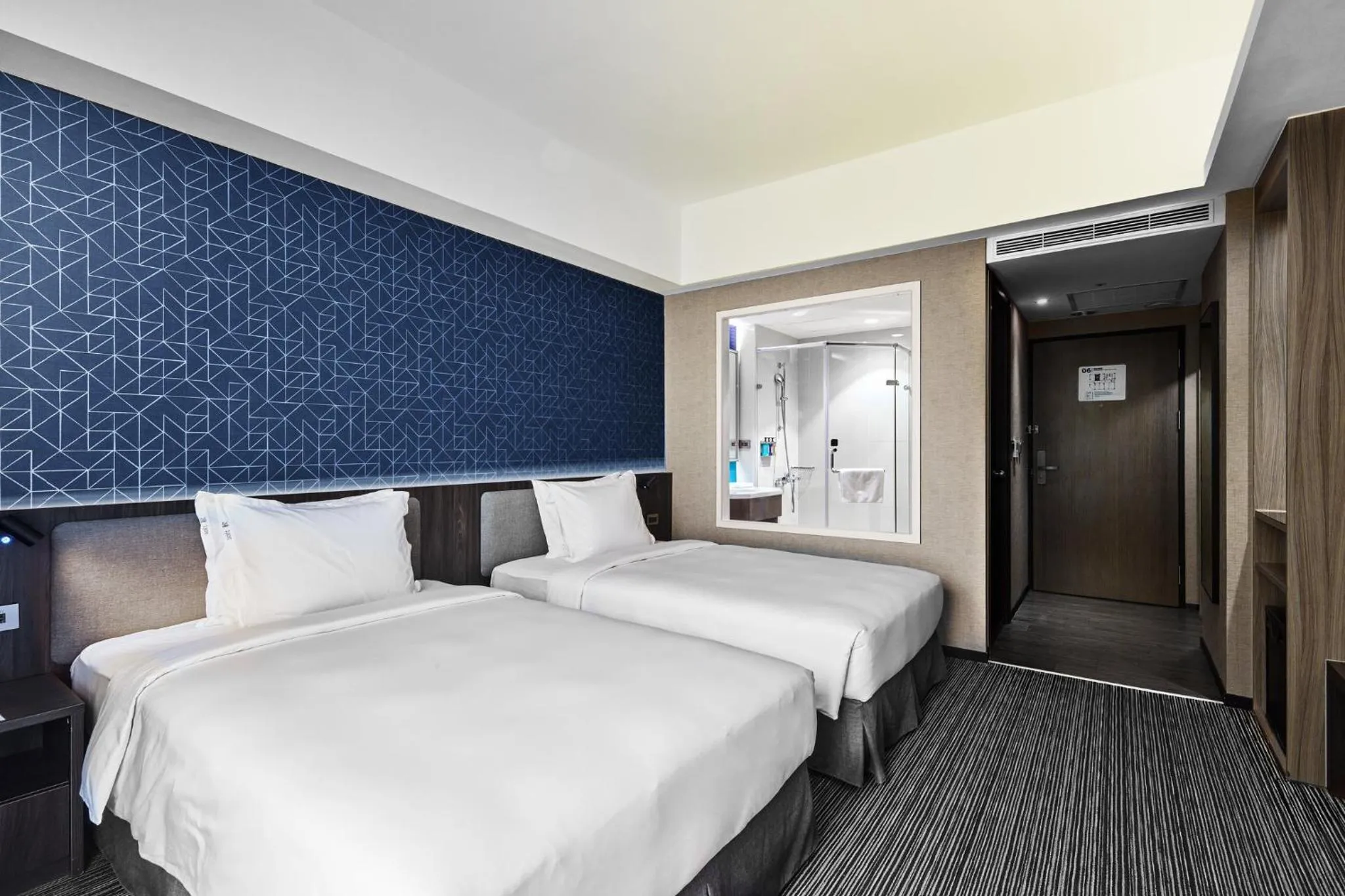 Photo of the whole room, Bed in Holiday Inn Express Kaohsiung Love River by IHG