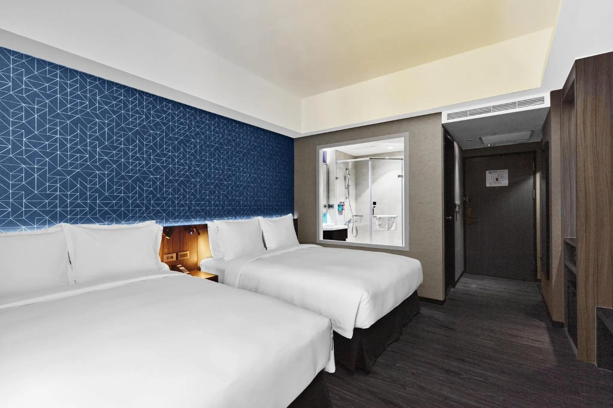 Photo of the whole room, Bed in Holiday Inn Express Kaohsiung Love River by IHG