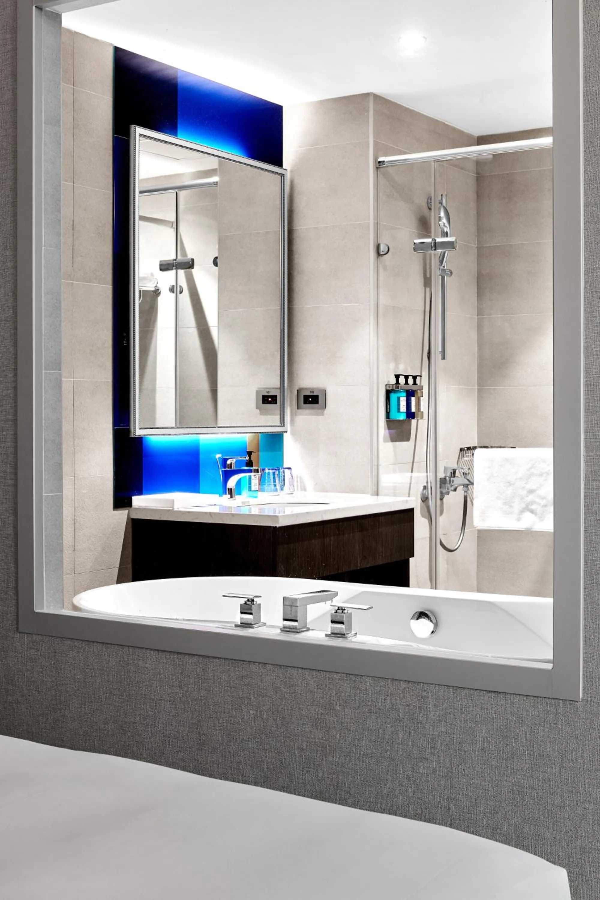 Bathroom, Bed in Holiday Inn Express Kaohsiung Love River by IHG