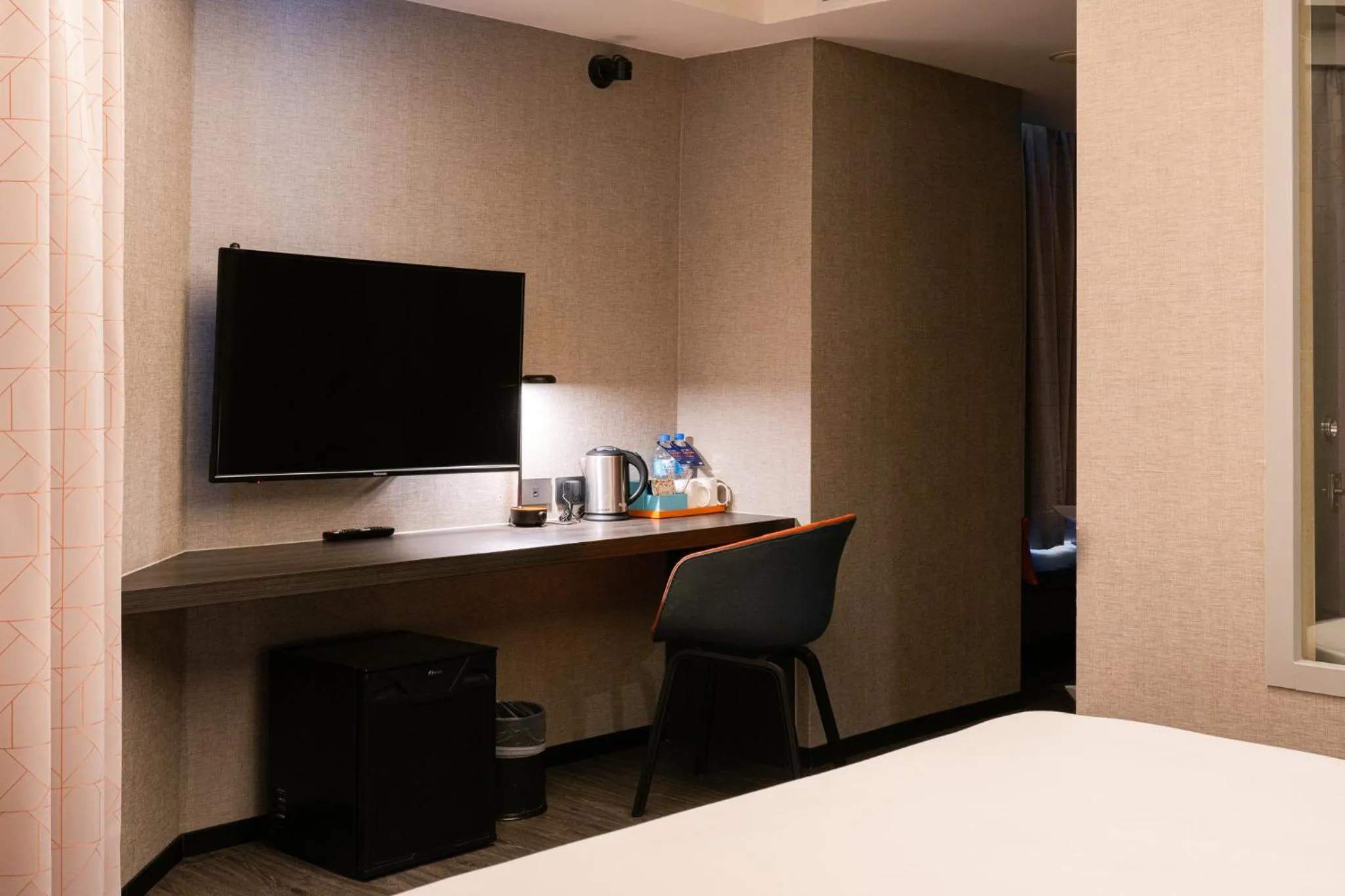 Photo of the whole room, Bed in Holiday Inn Express Kaohsiung Love River by IHG
