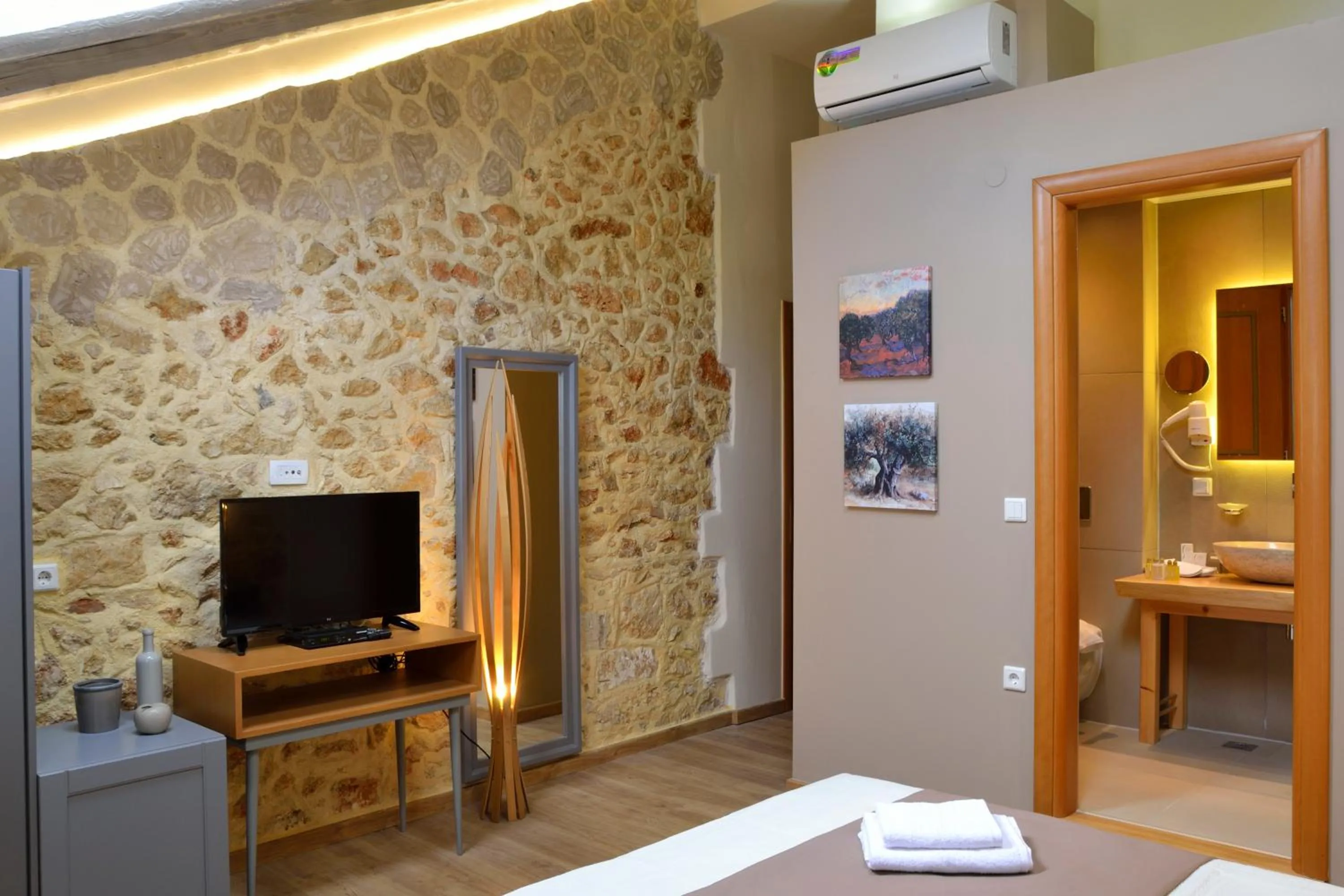 Toilet in Elia Kentron