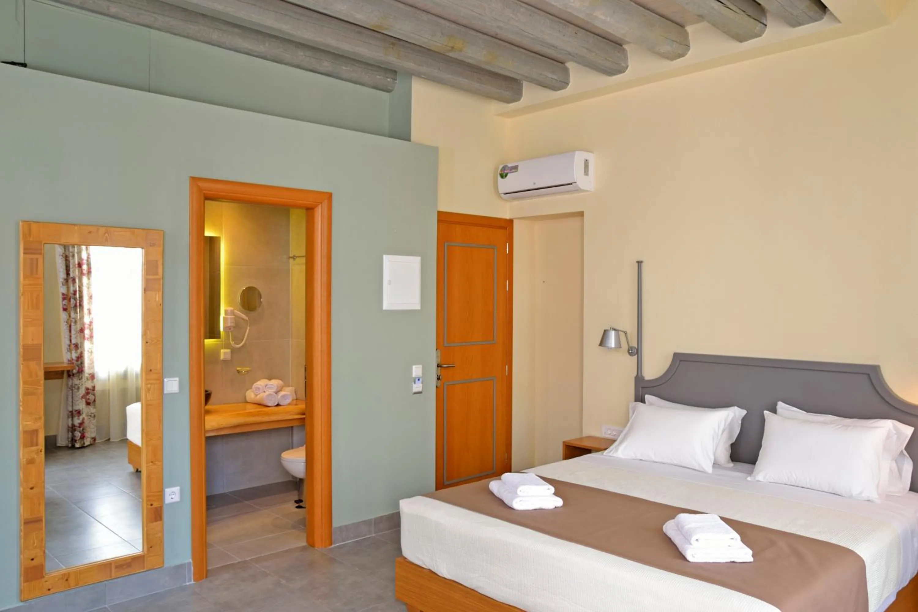 Photo of the whole room, Bed in Elia Kentron