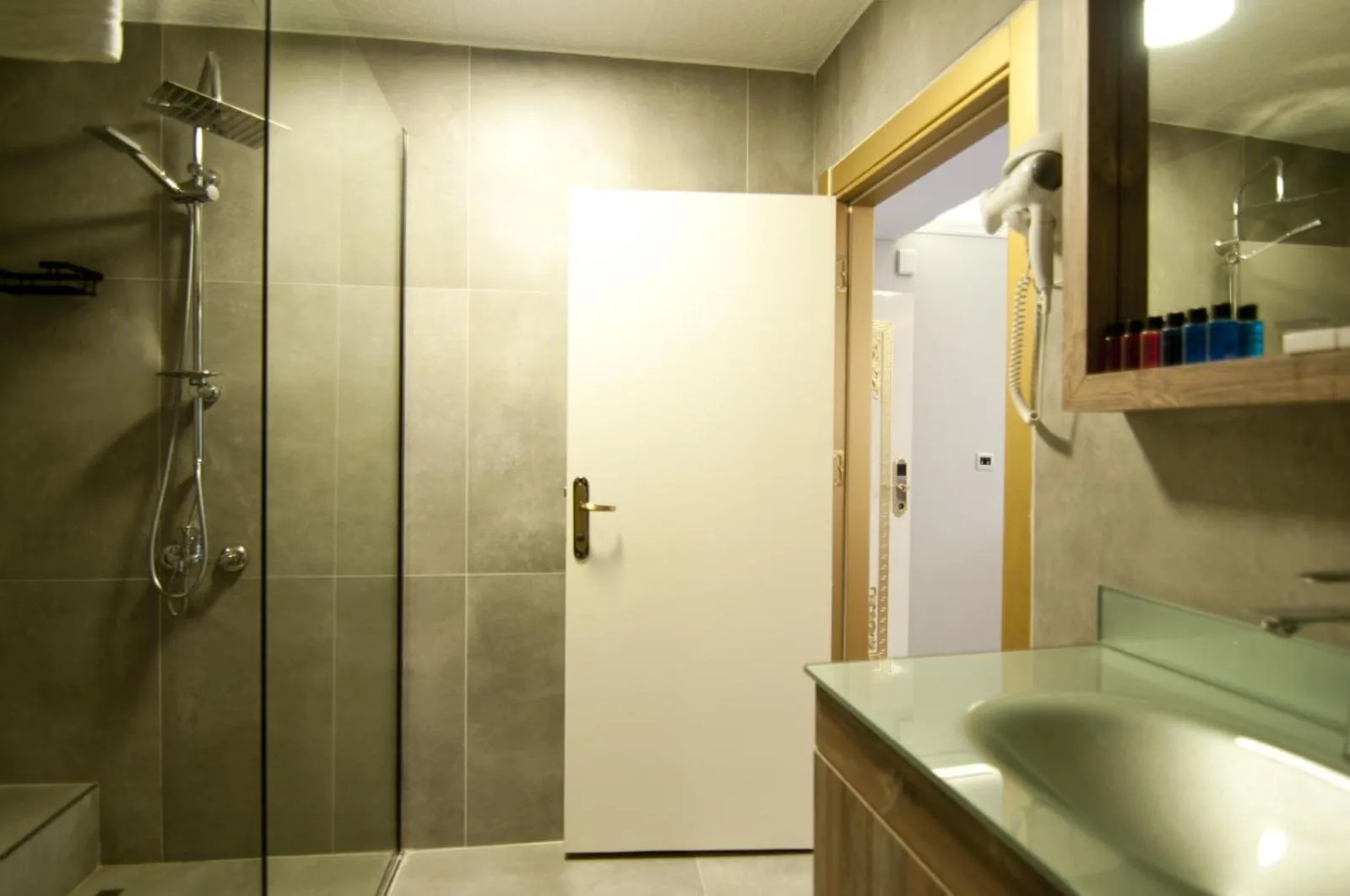 Shower in Vali Konak Hotel Nişantaşı