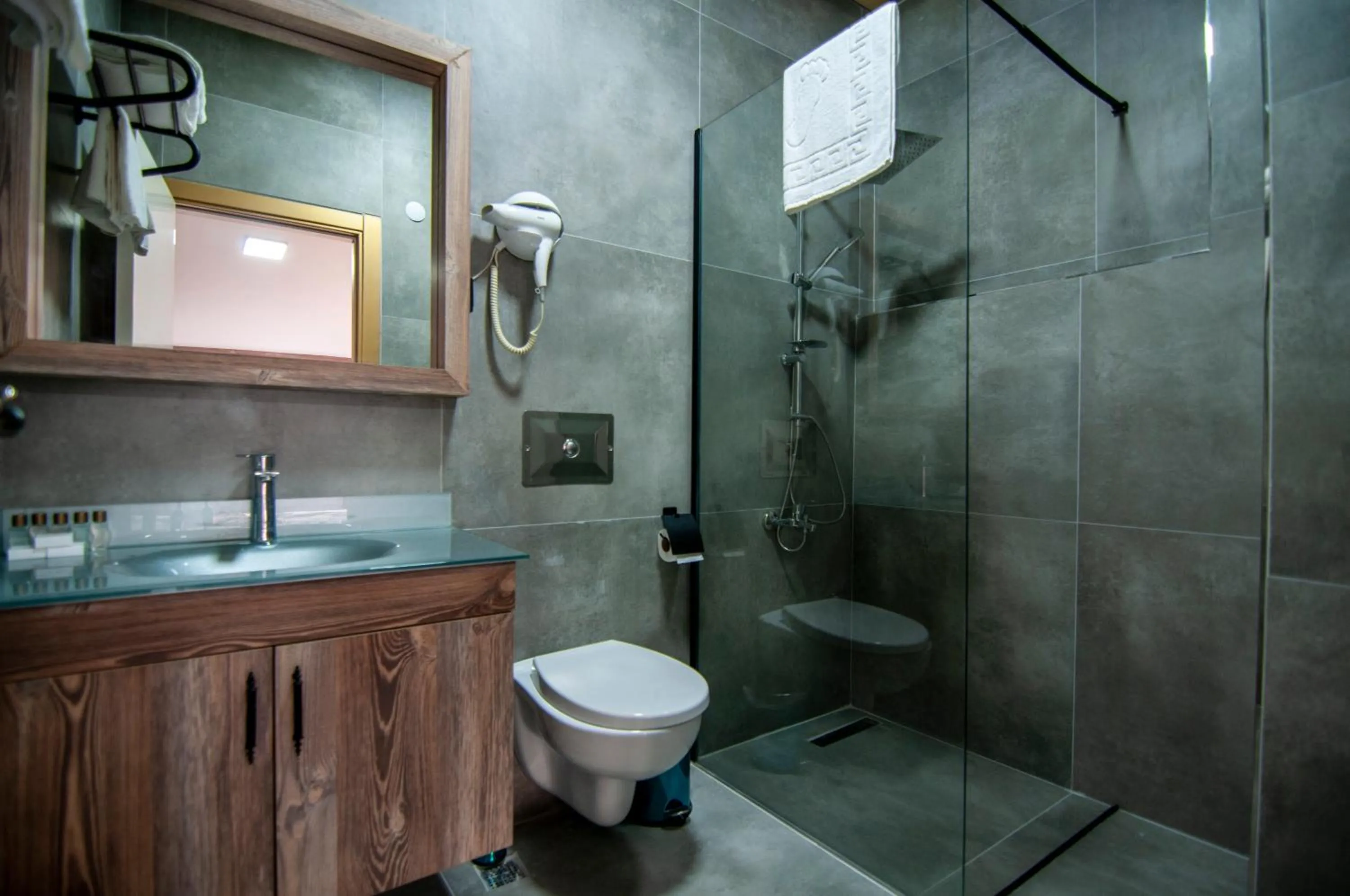 Shower in Vali Konak Hotel Nişantaşı