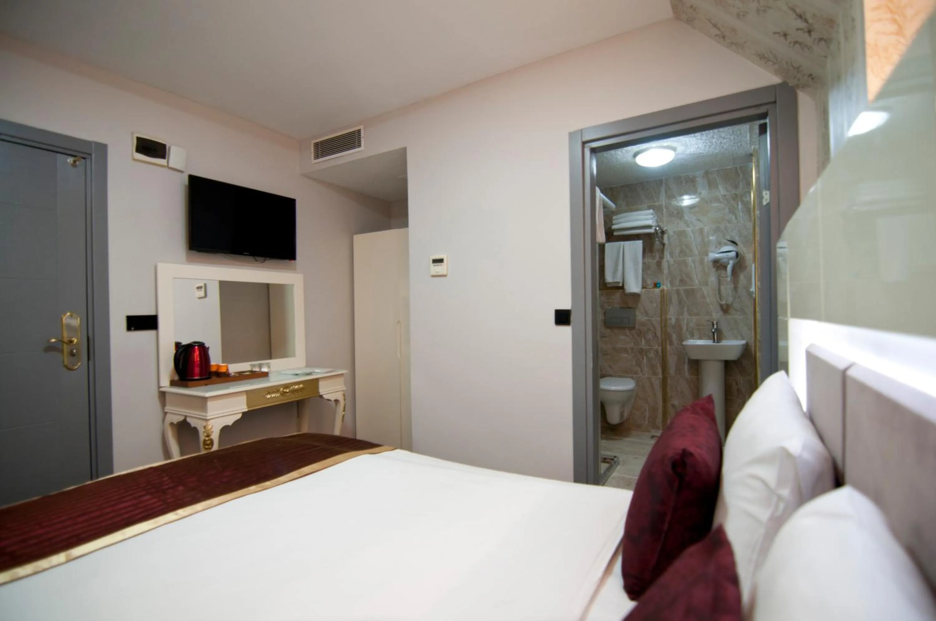 Photo of the whole room, Bed in Vali Konak Hotel Nişantaşı